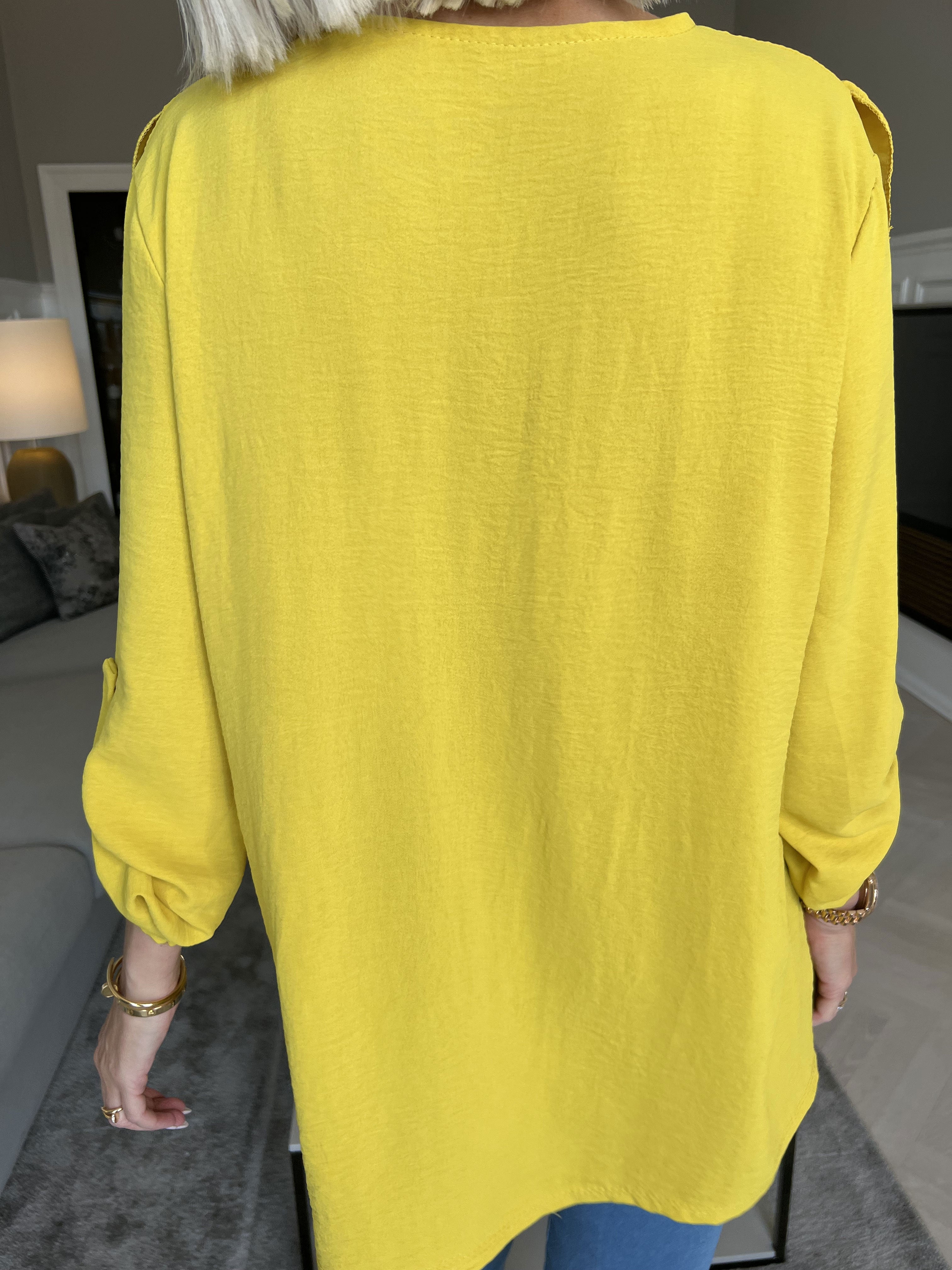 Nicola - Sød bluse med flæser og knapper