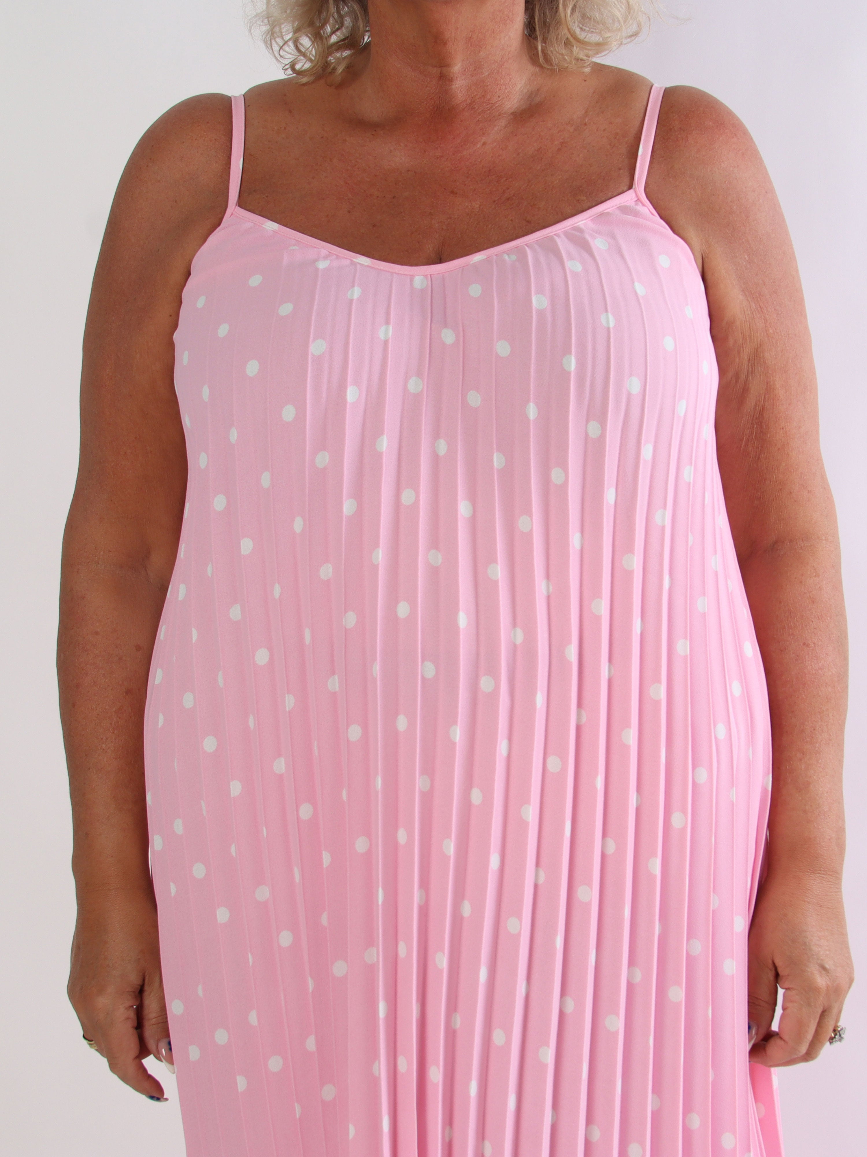 Nilsine - Lang prikket plus size stropkjole med plisseringer