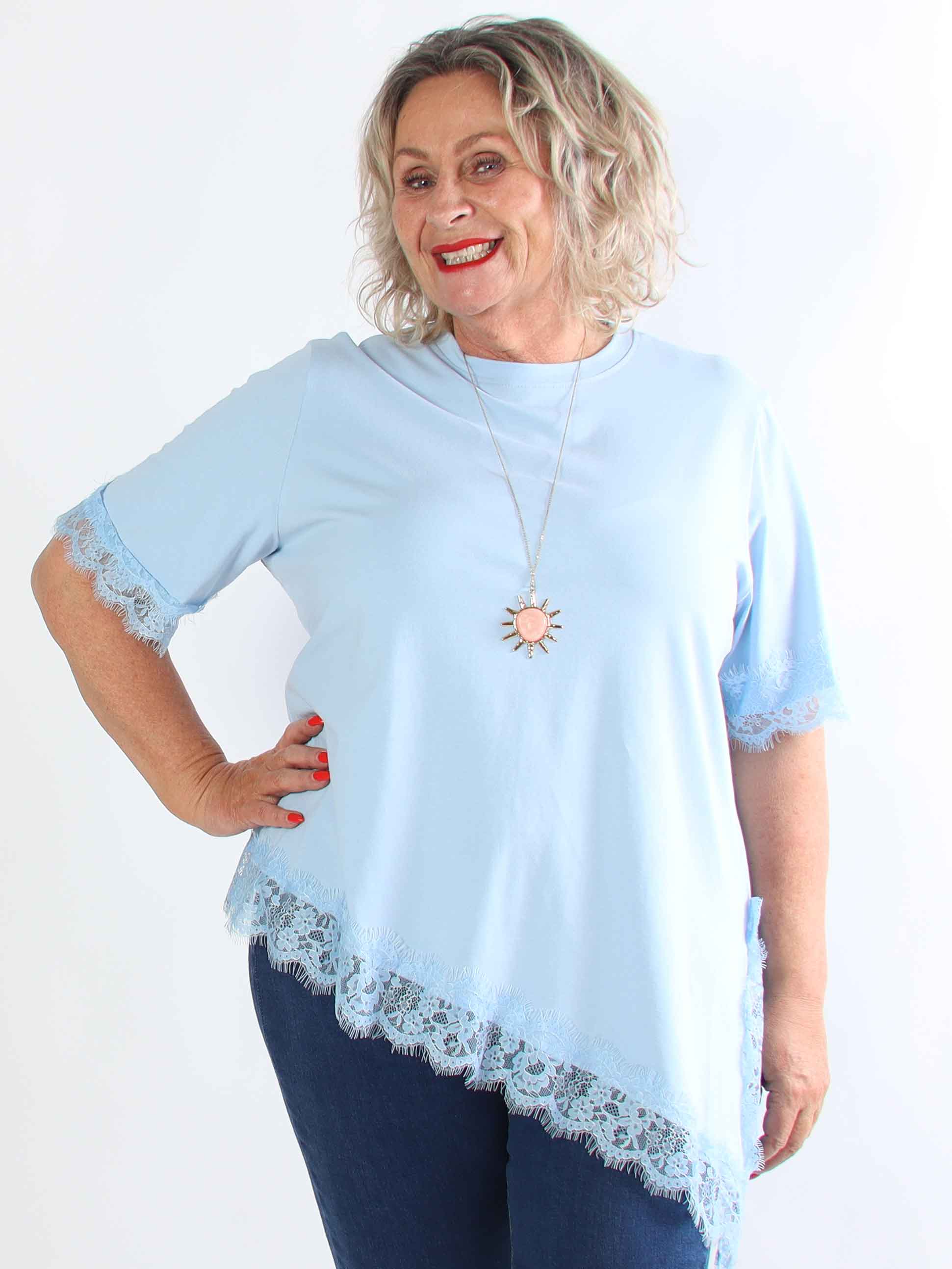 Nitza - Plus size t-shirt i bomuld med skråtskåret bund og elegante blondekanter