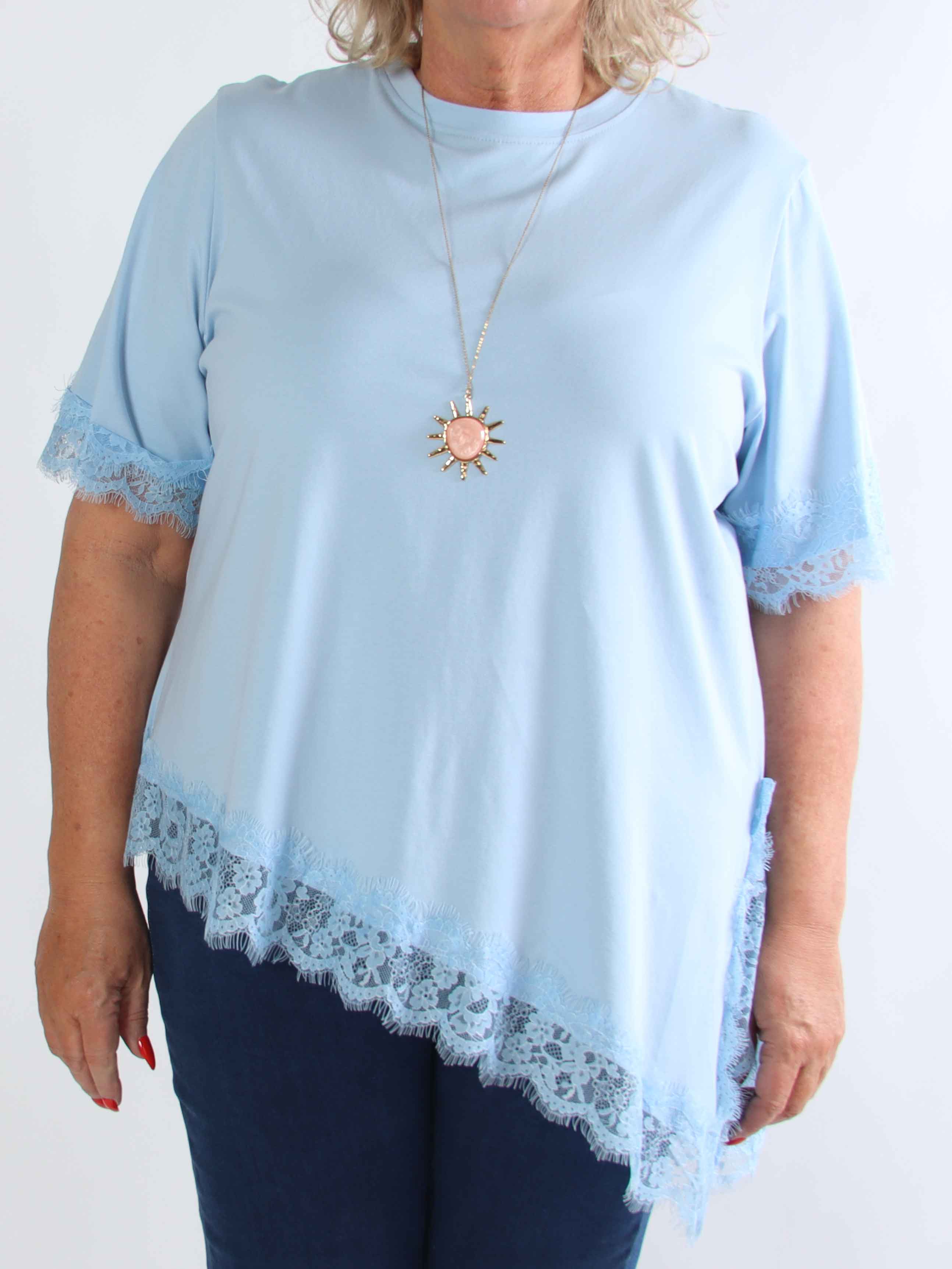 Nitza - Plus size t-shirt i bomuld med skråtskåret bund og elegante blondekanter