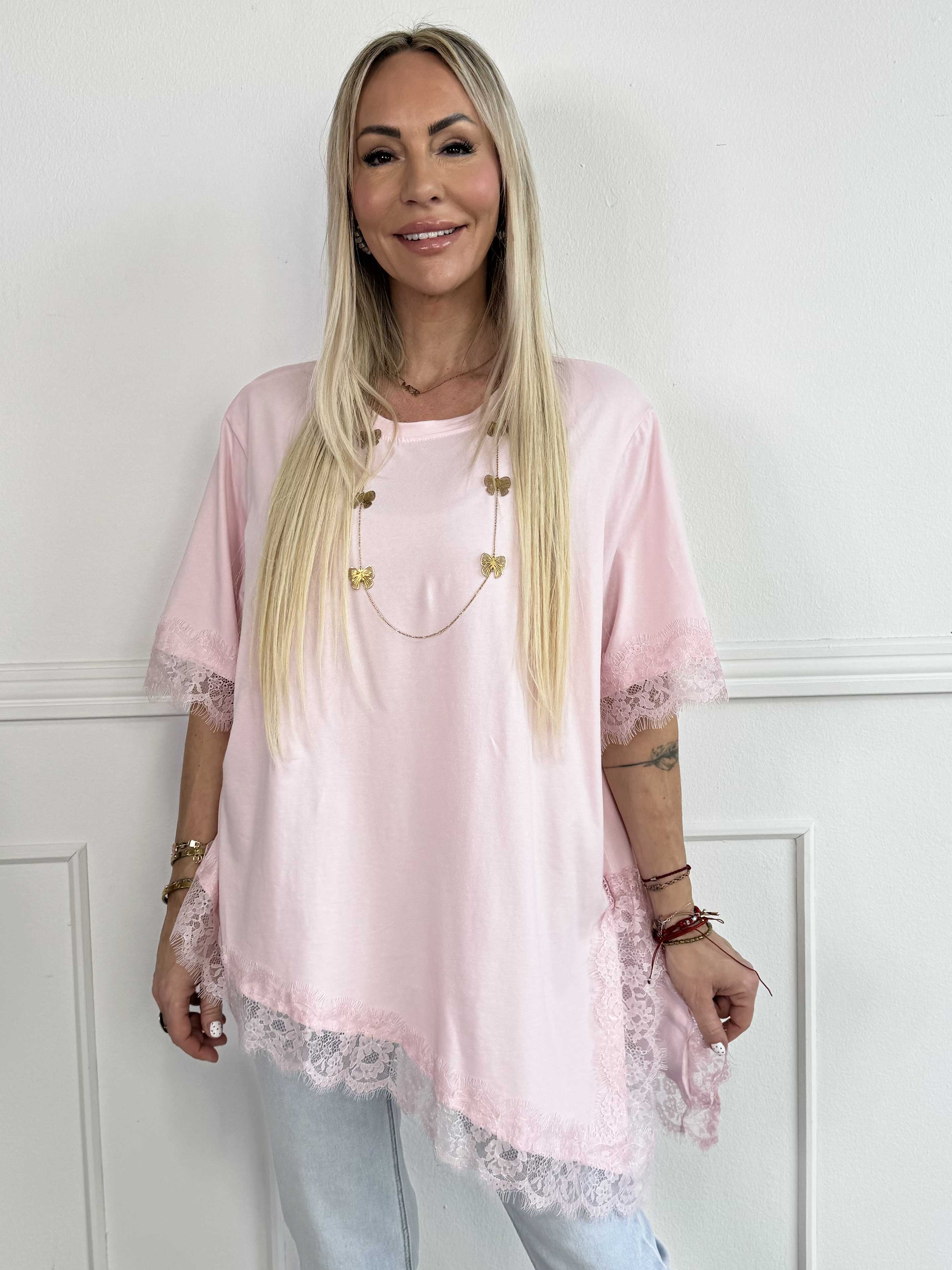 Nitza - T-shirt i blød bomuld med skråtskåret bund og elegante blondekanter