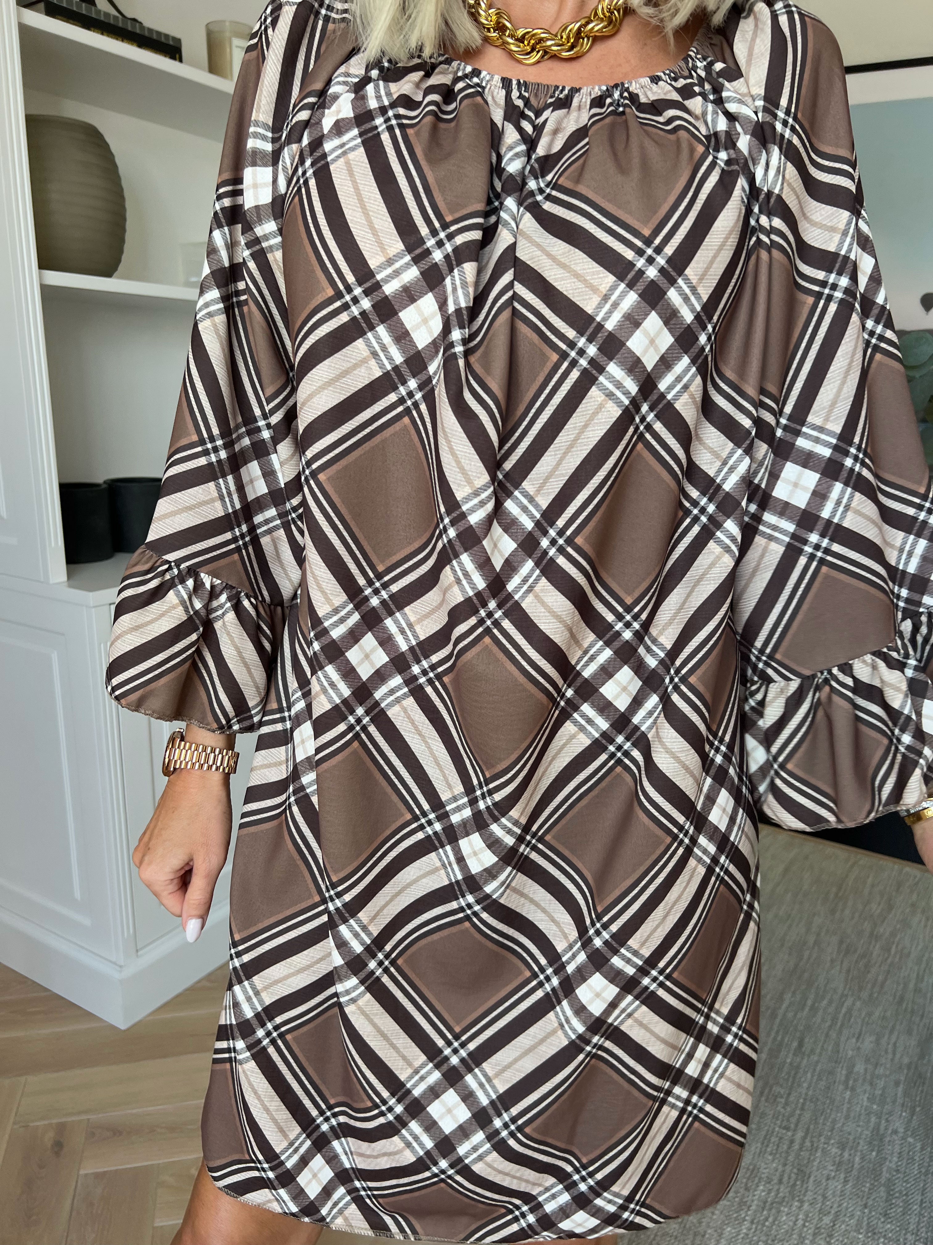 Nubia - Ternet kjole i viskoseblanding med fine flæseærmer