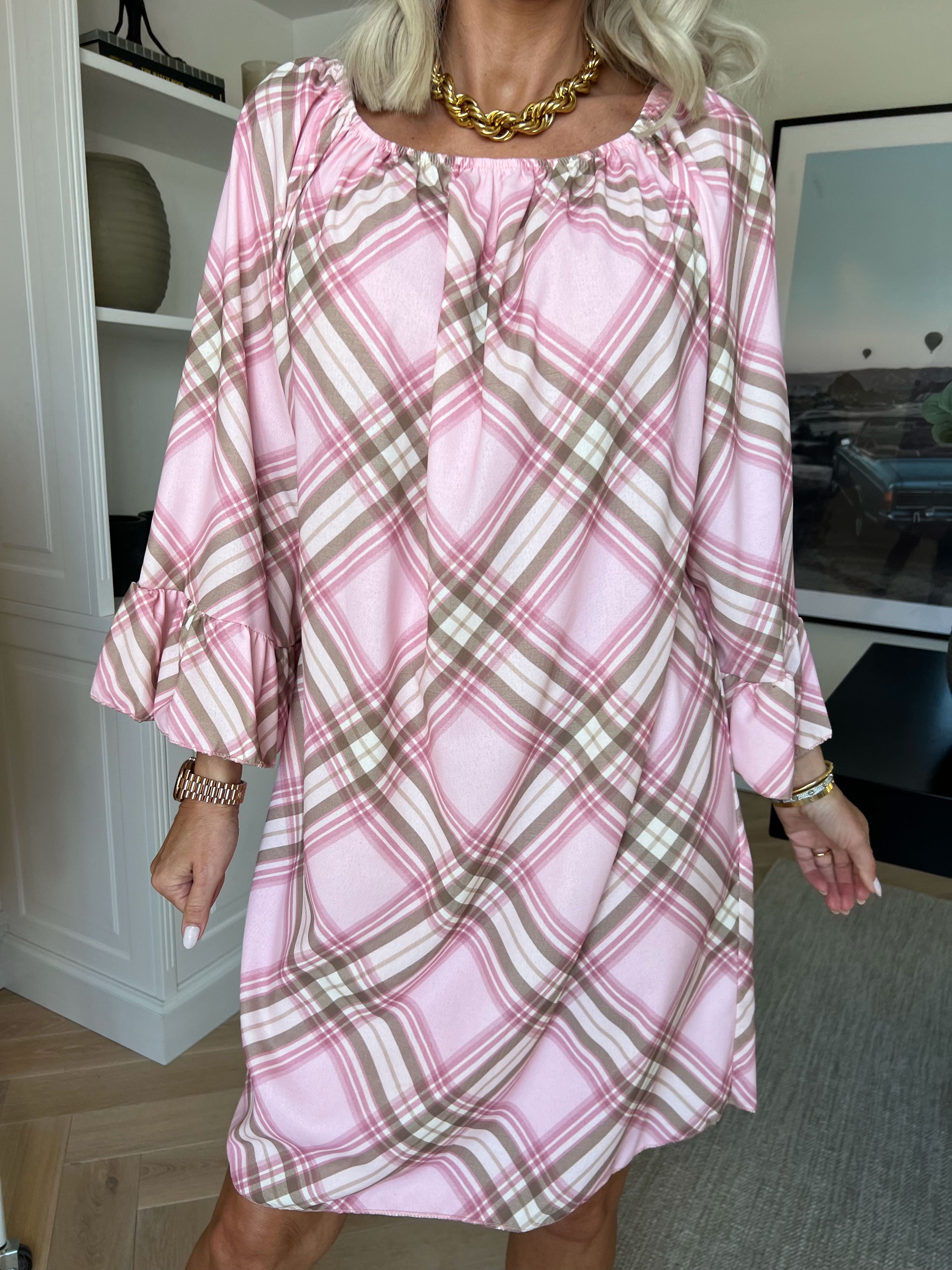 Nubia - Ternet kjole i viskoseblanding med fine flæseærmer