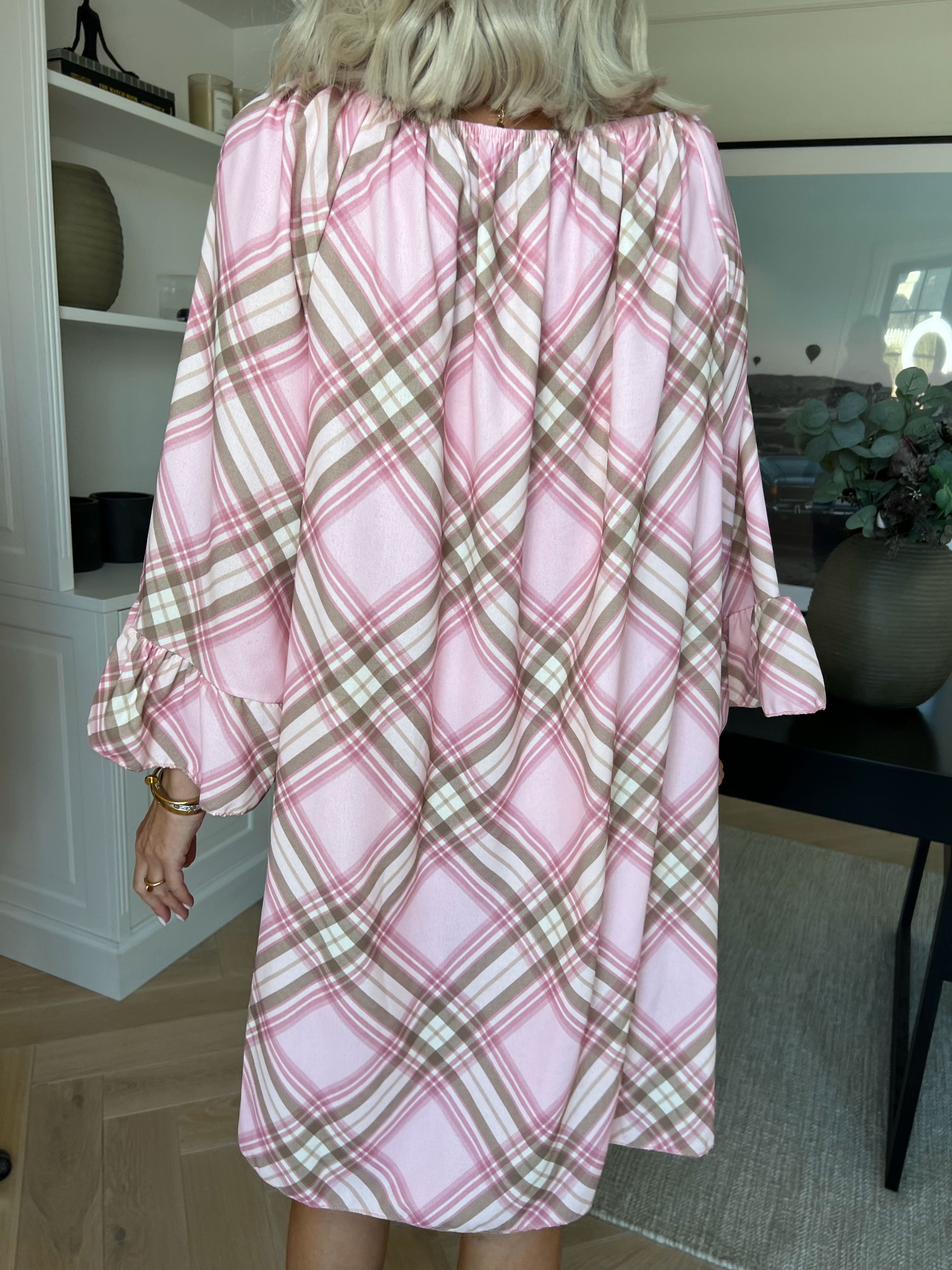 Nubia - Ternet kjole i viskoseblanding med fine flæseærmer