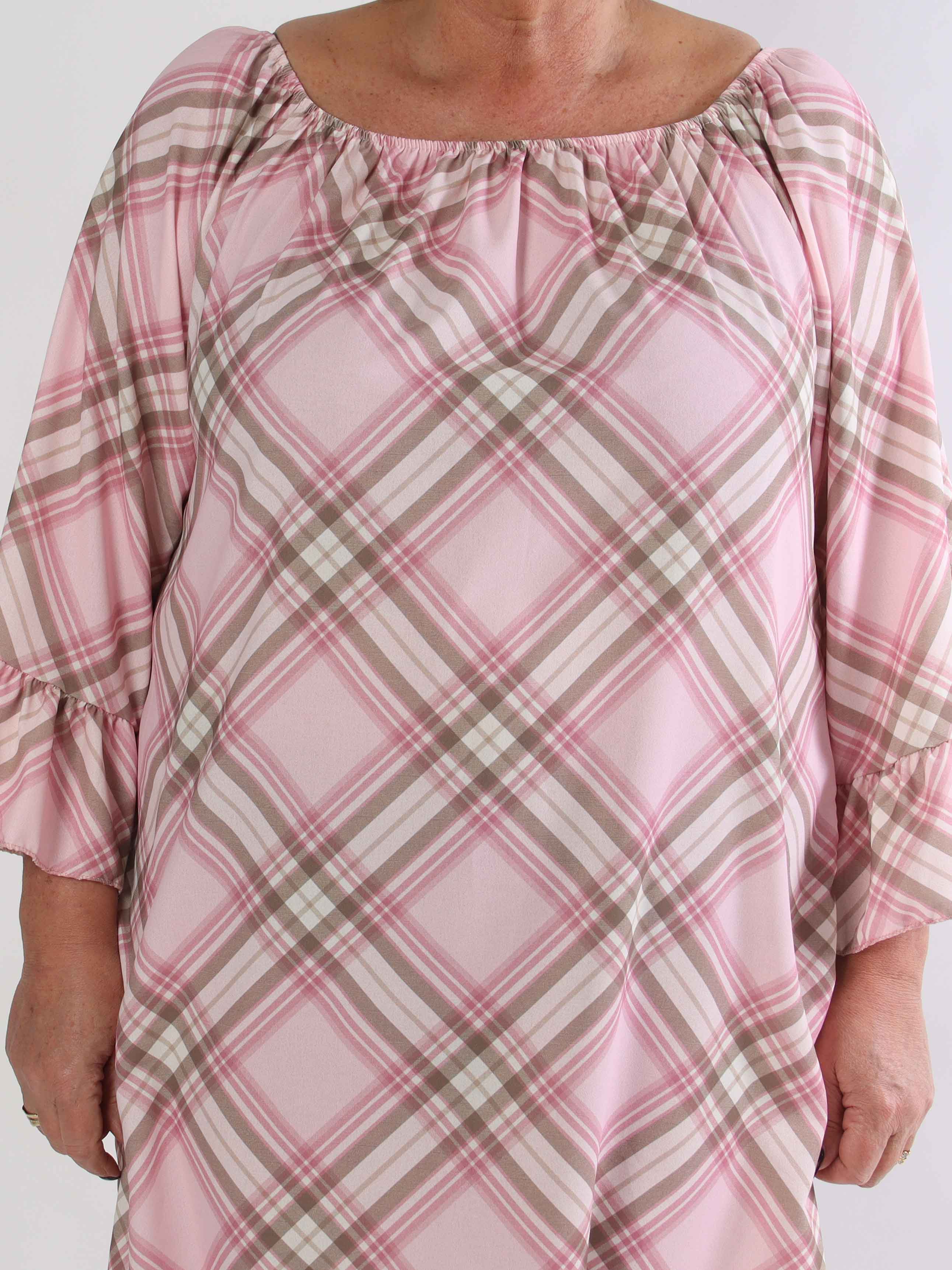 Nubia - Ternet plus size kjole i viskoseblanding med fine flæseærmer