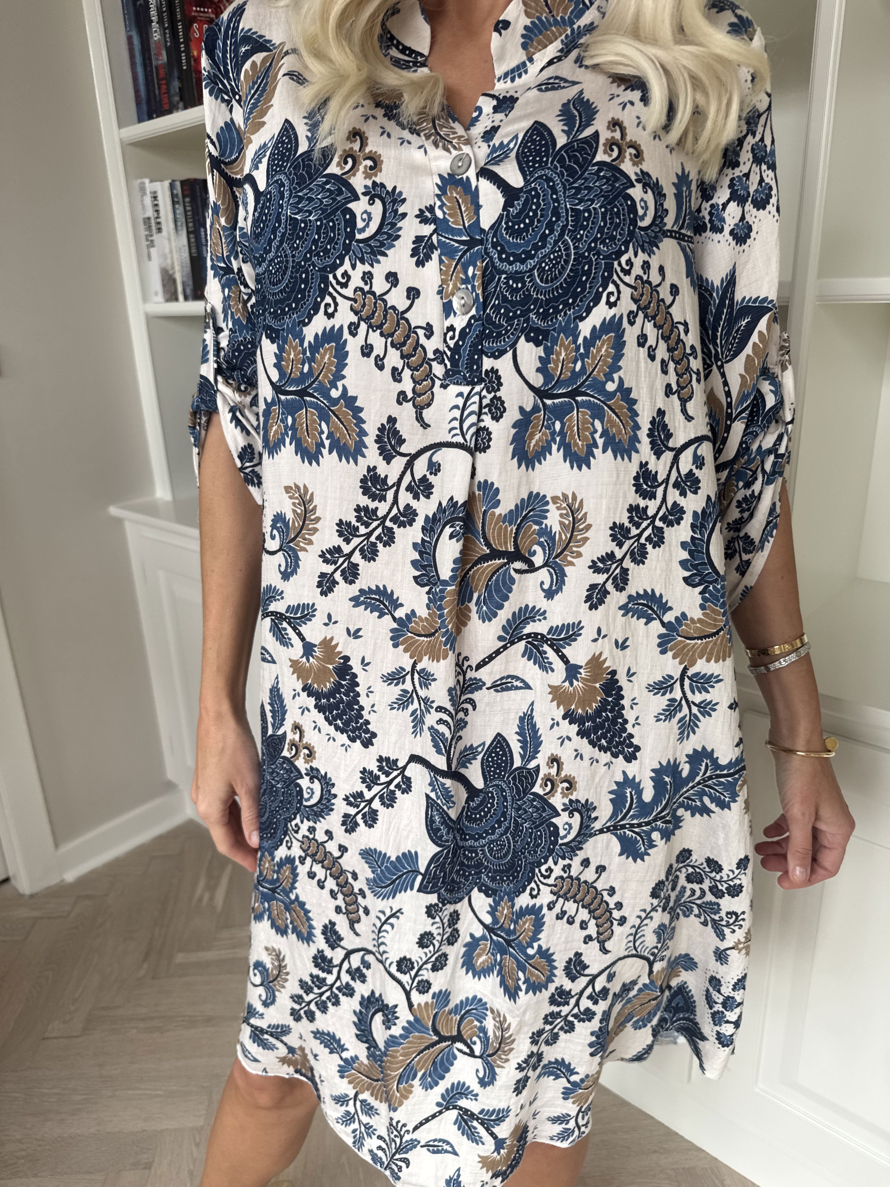 Nyah - Skjortekjole i viskose med print og knapper i udskæringen