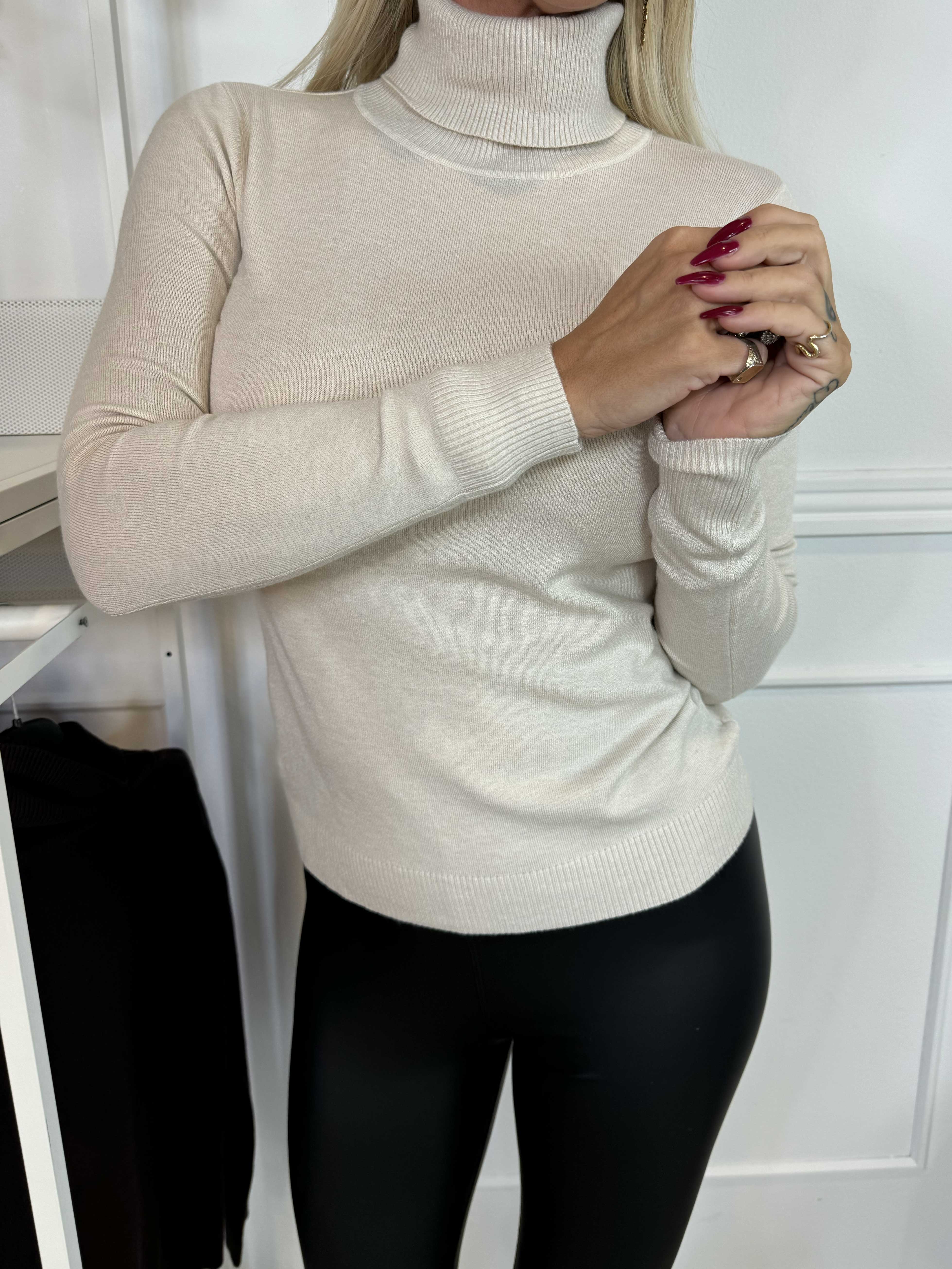 Oksana - Blød bluse i viskoseblanding med turtleneck