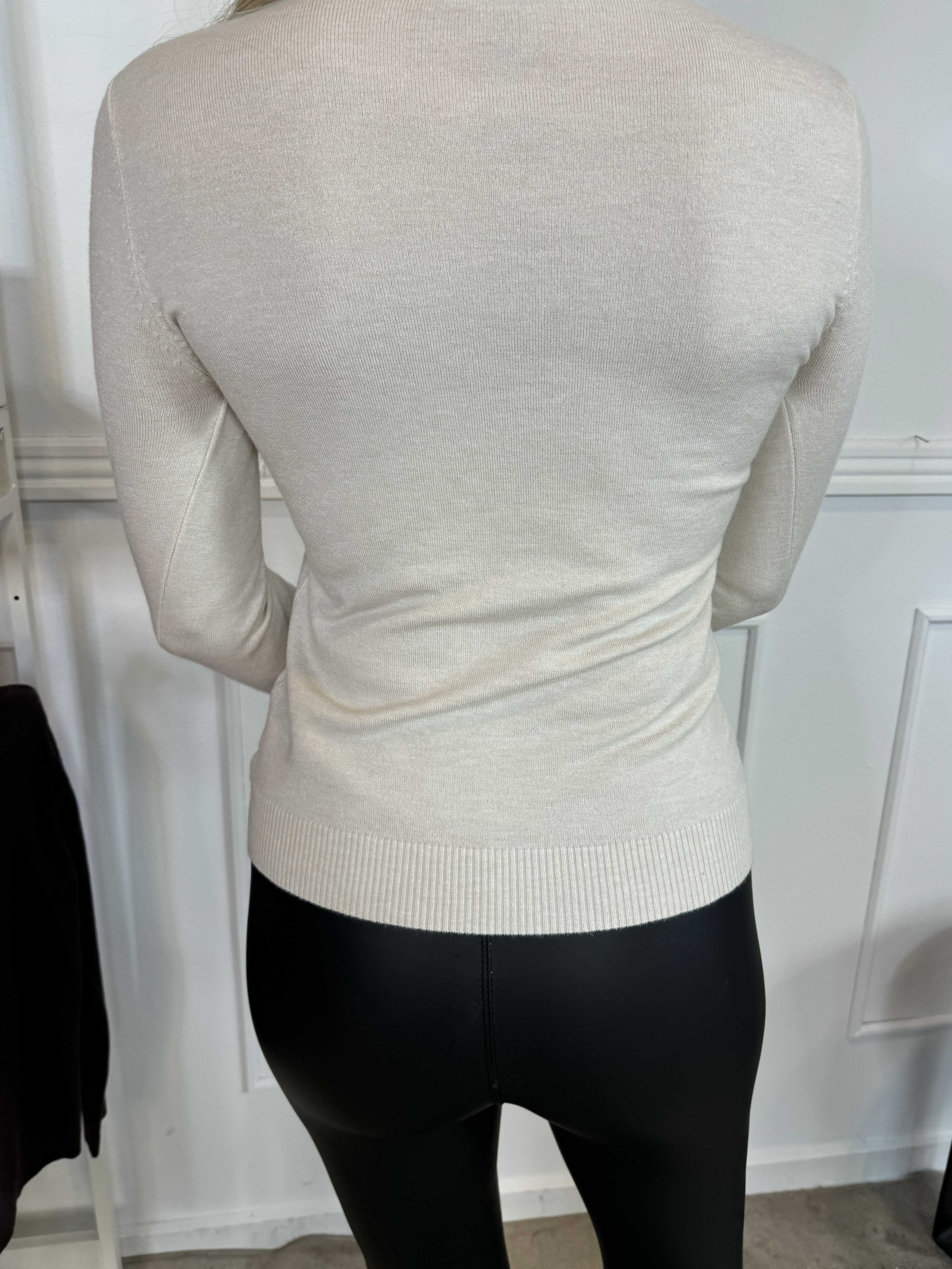 Oksana - Blød bluse i viskoseblanding med turtleneck