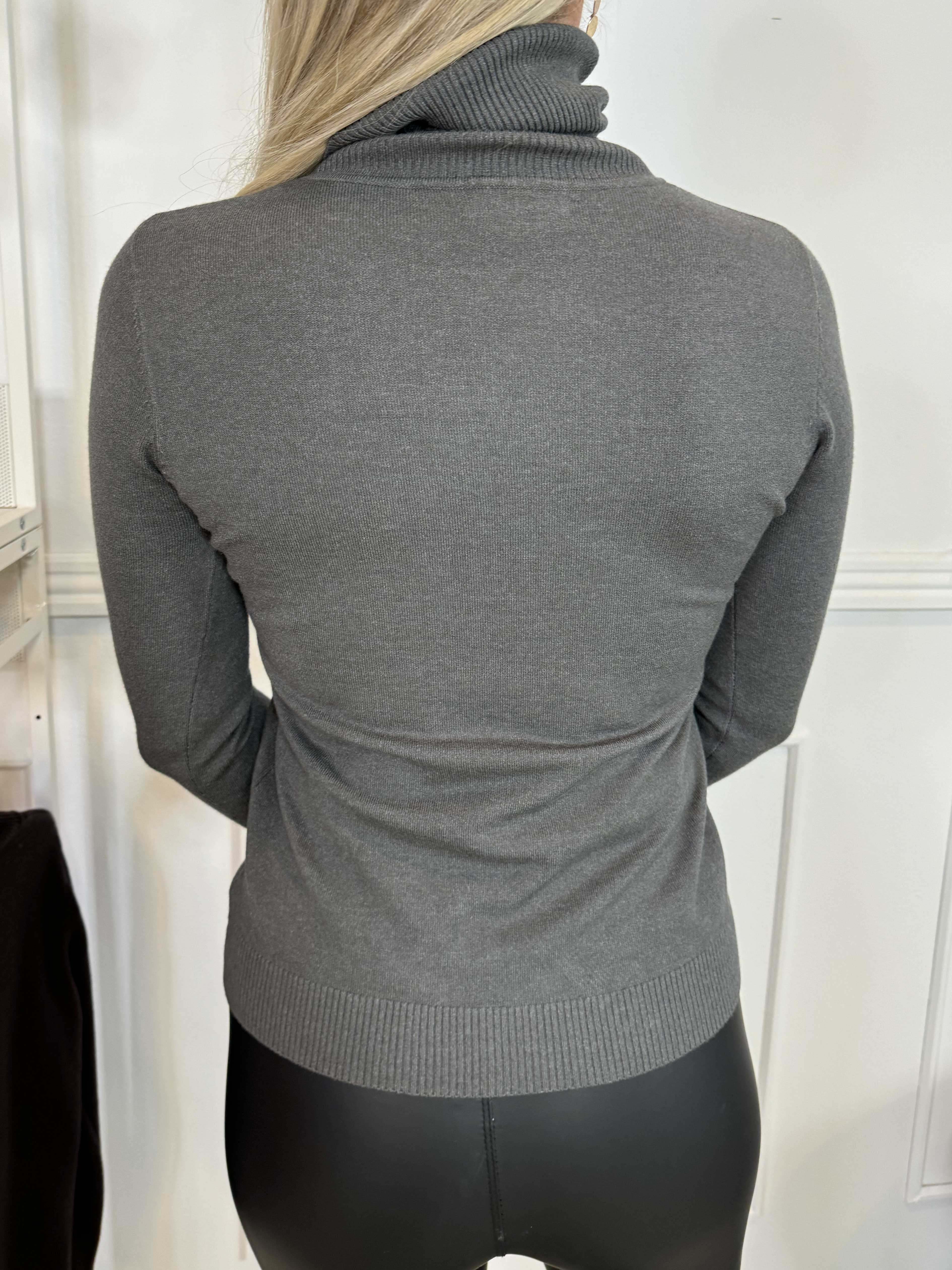 Oksana - Blød bluse i viskoseblanding med turtleneck