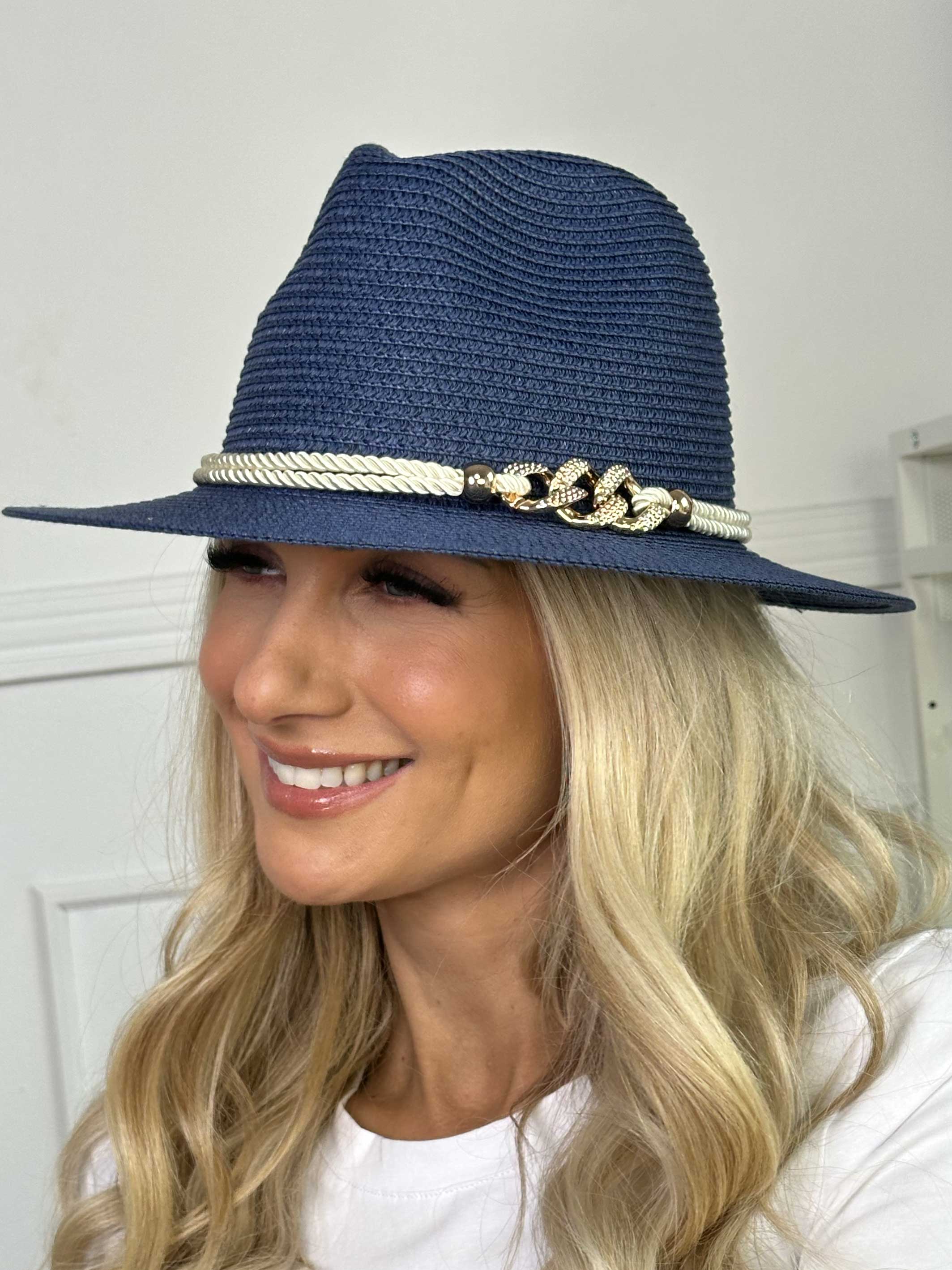 Olivias - Hat med skinnende snor og smykke