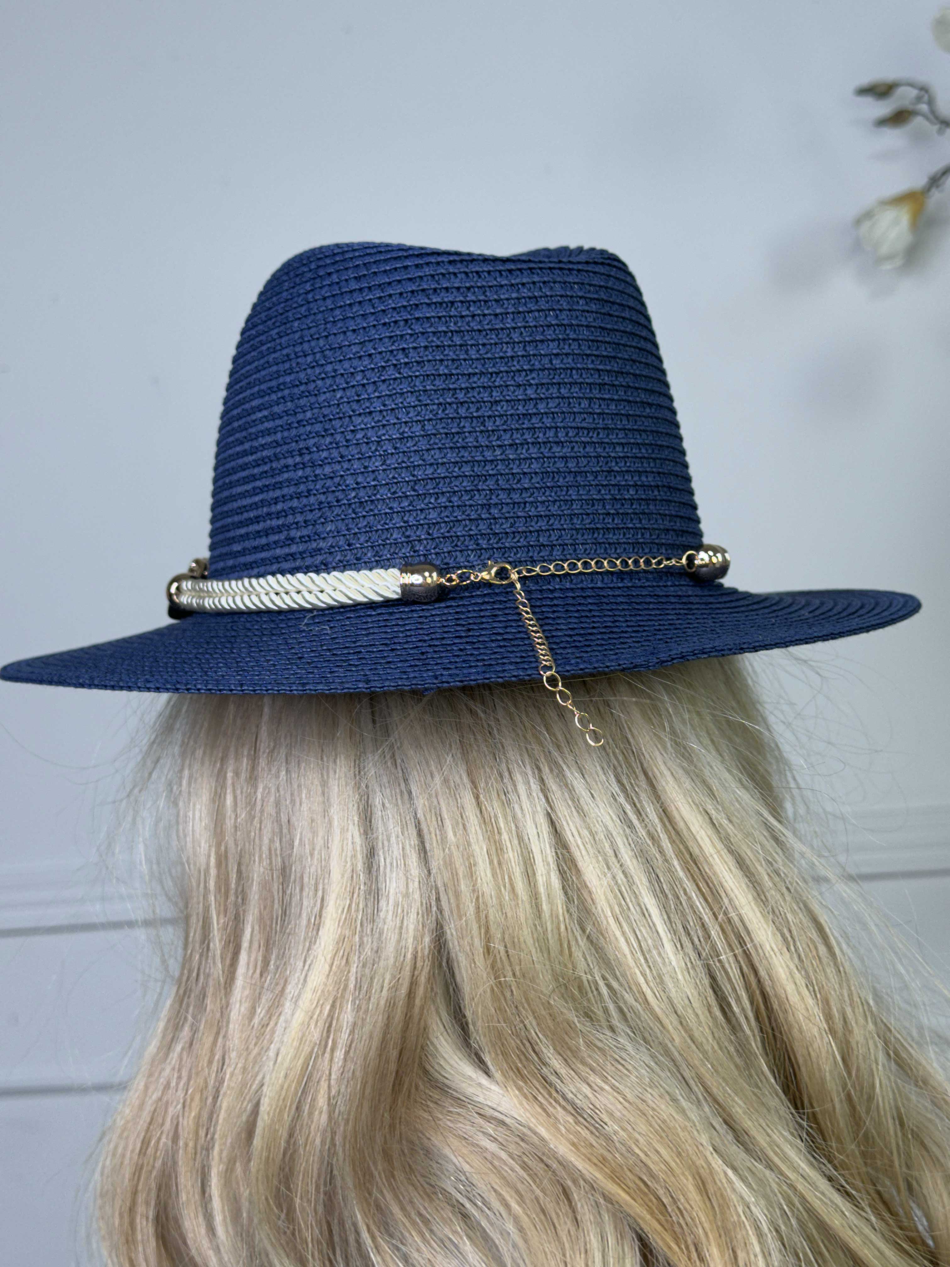 Olivias - Hat med skinnende snor og smykke