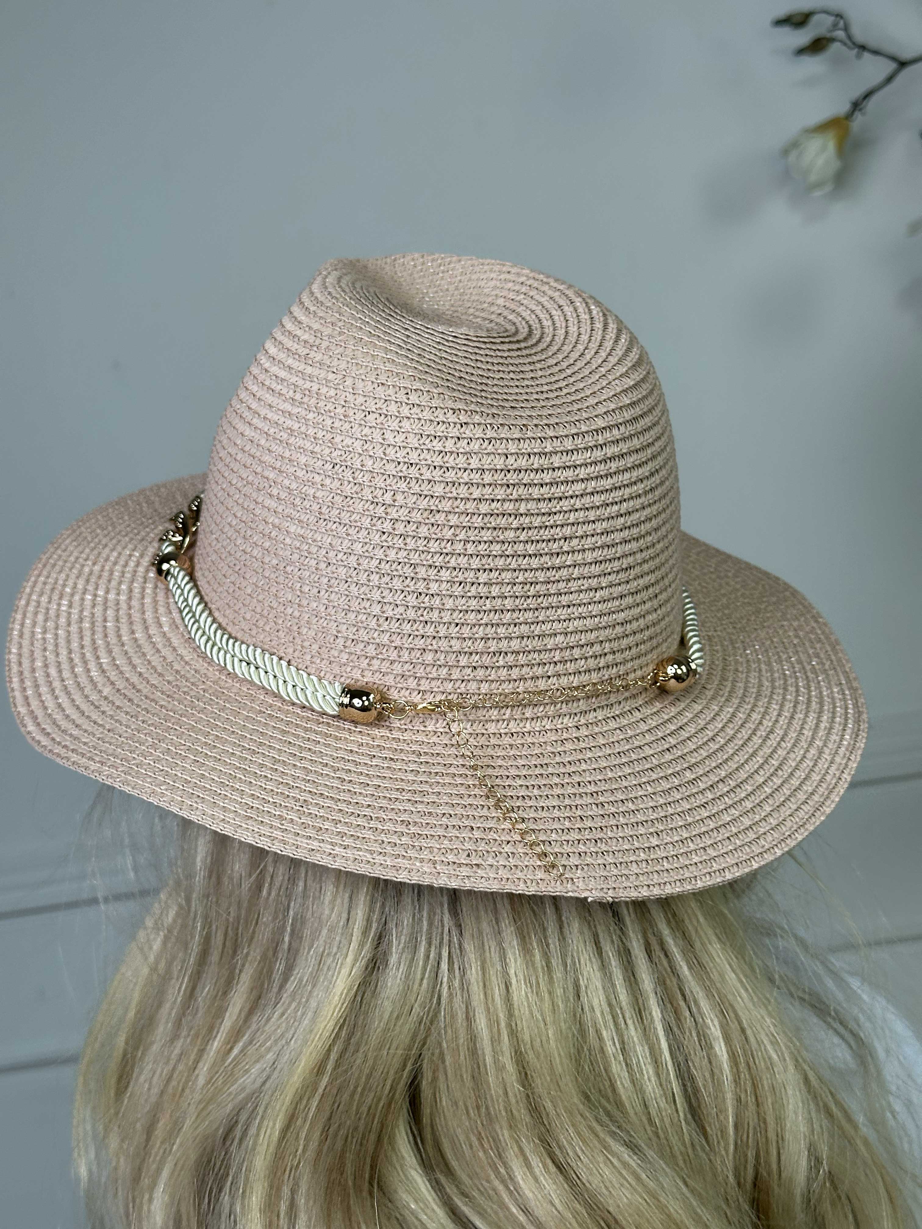 Olivias - Hat med skinnende snor og smykke