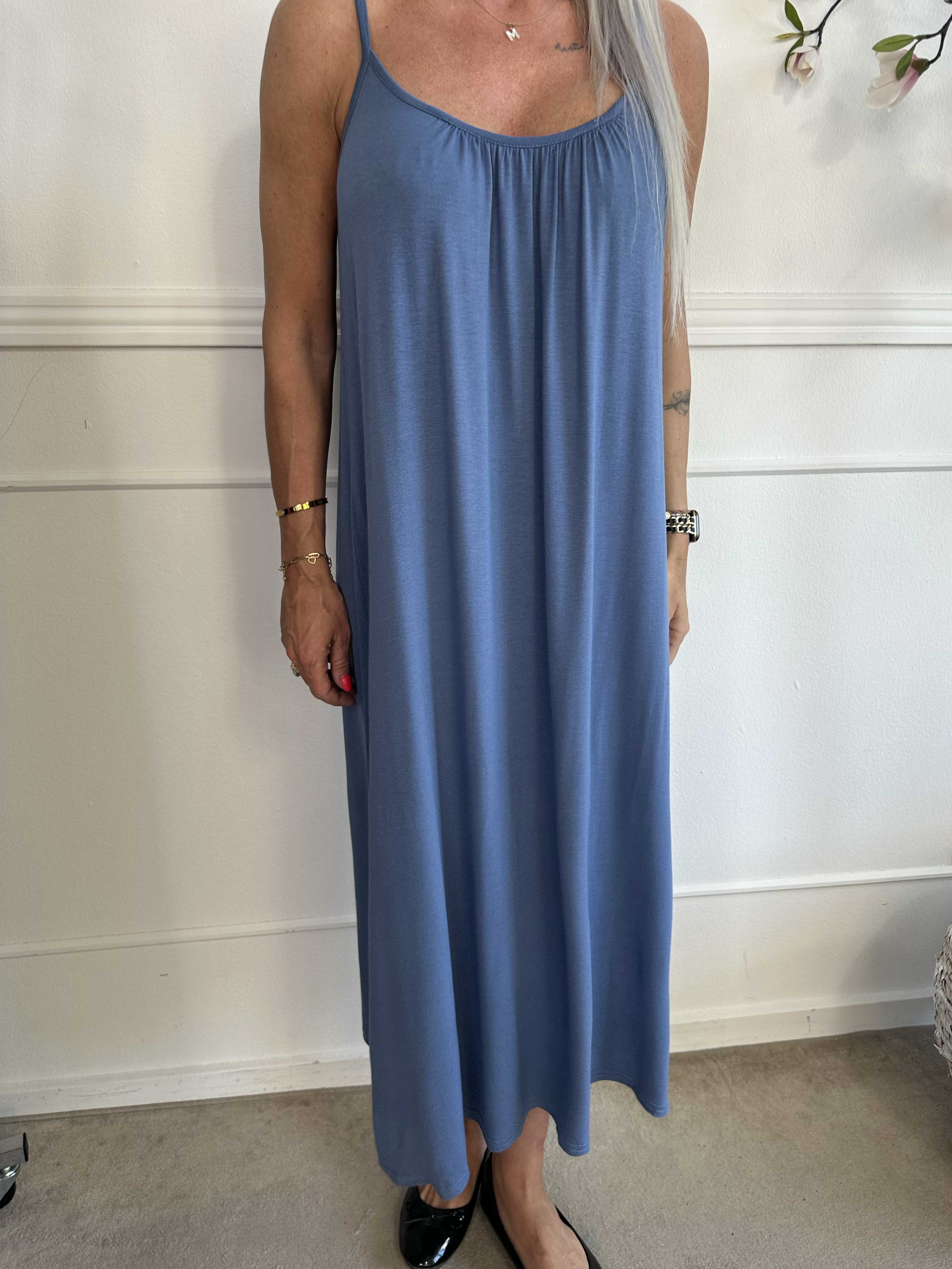 Olivia - Lang stropkjole i viskose