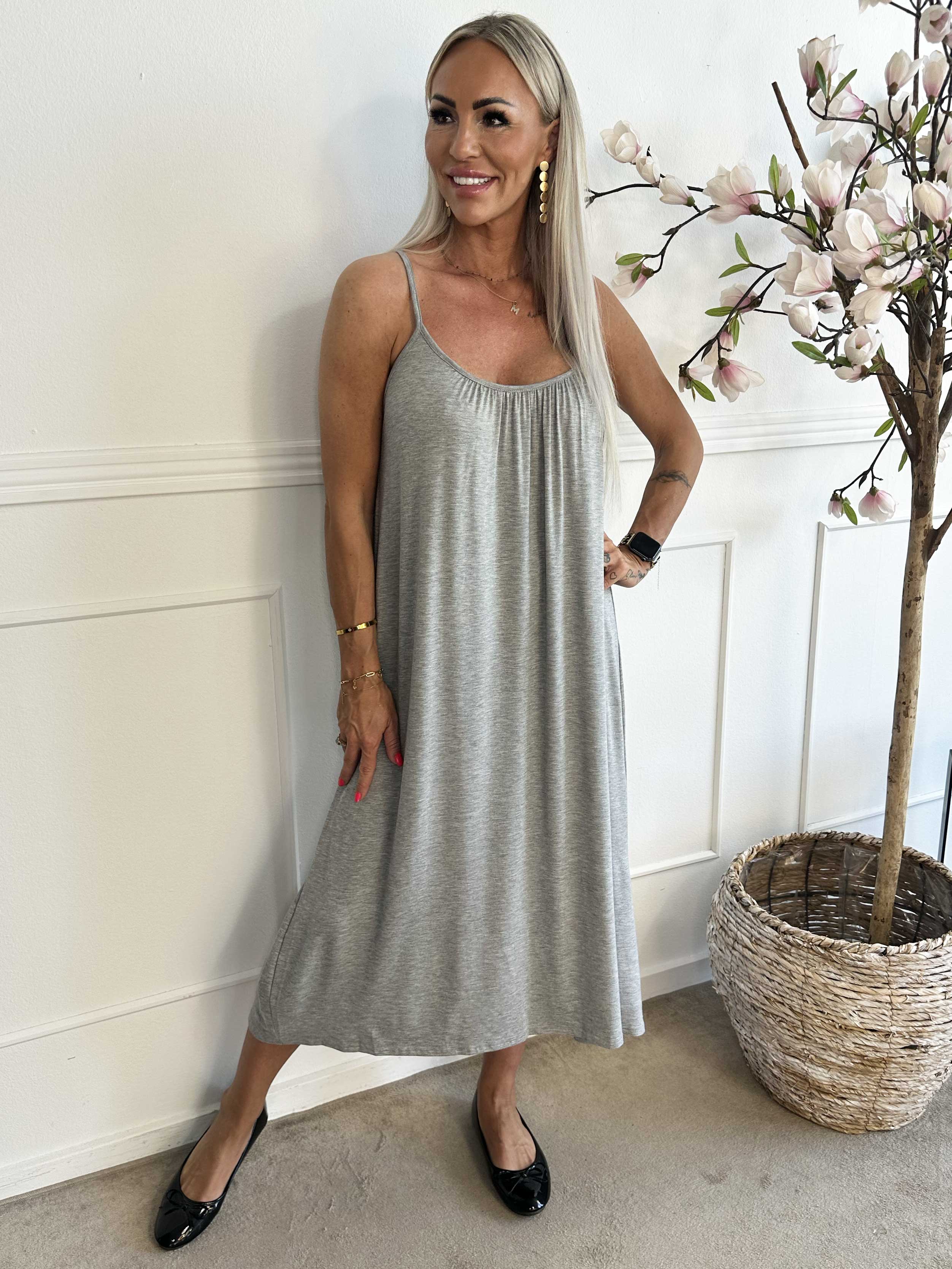 Olivia - Lang stropkjole i viskose