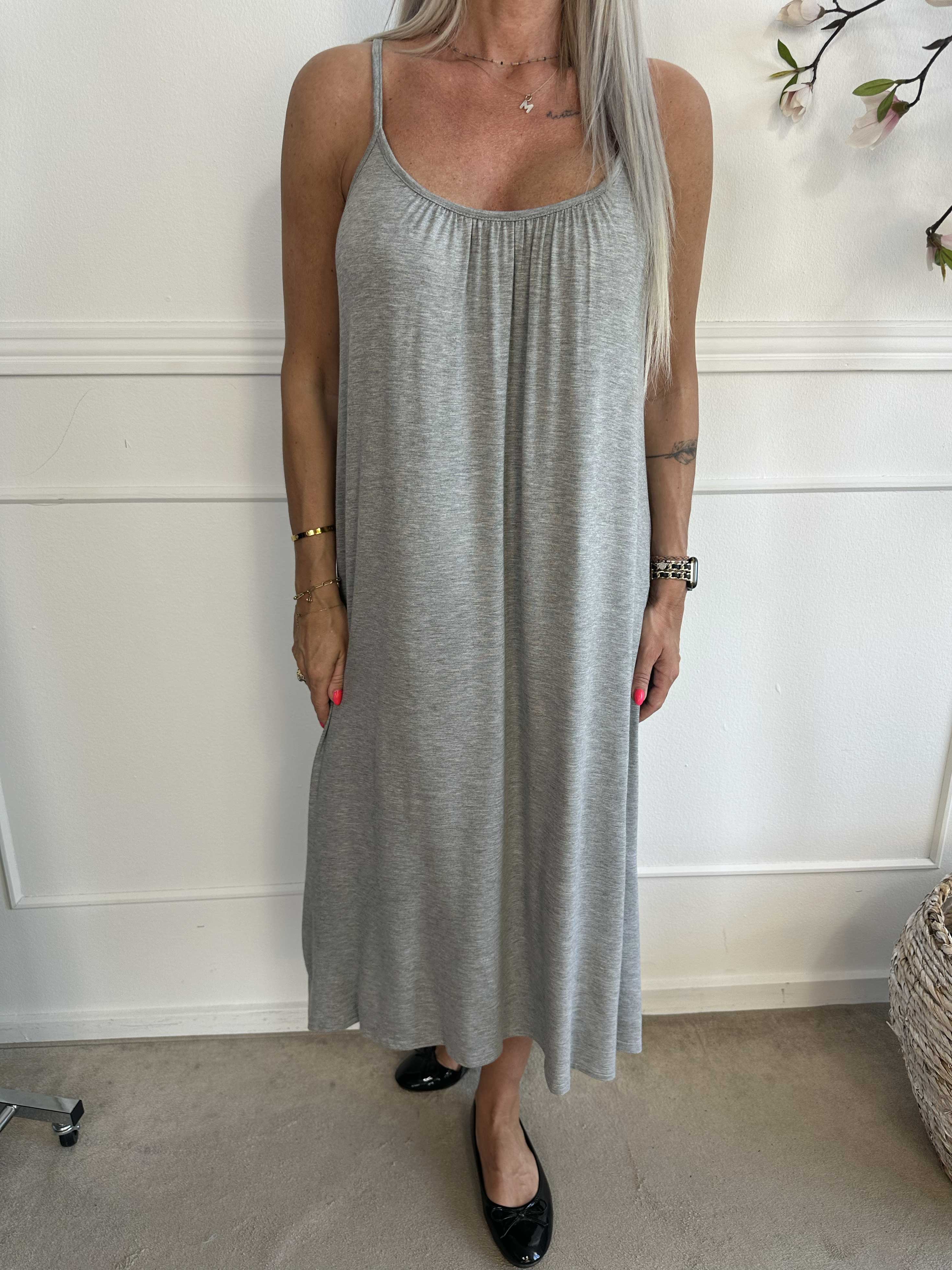 Olivia - Lang stropkjole i viskose