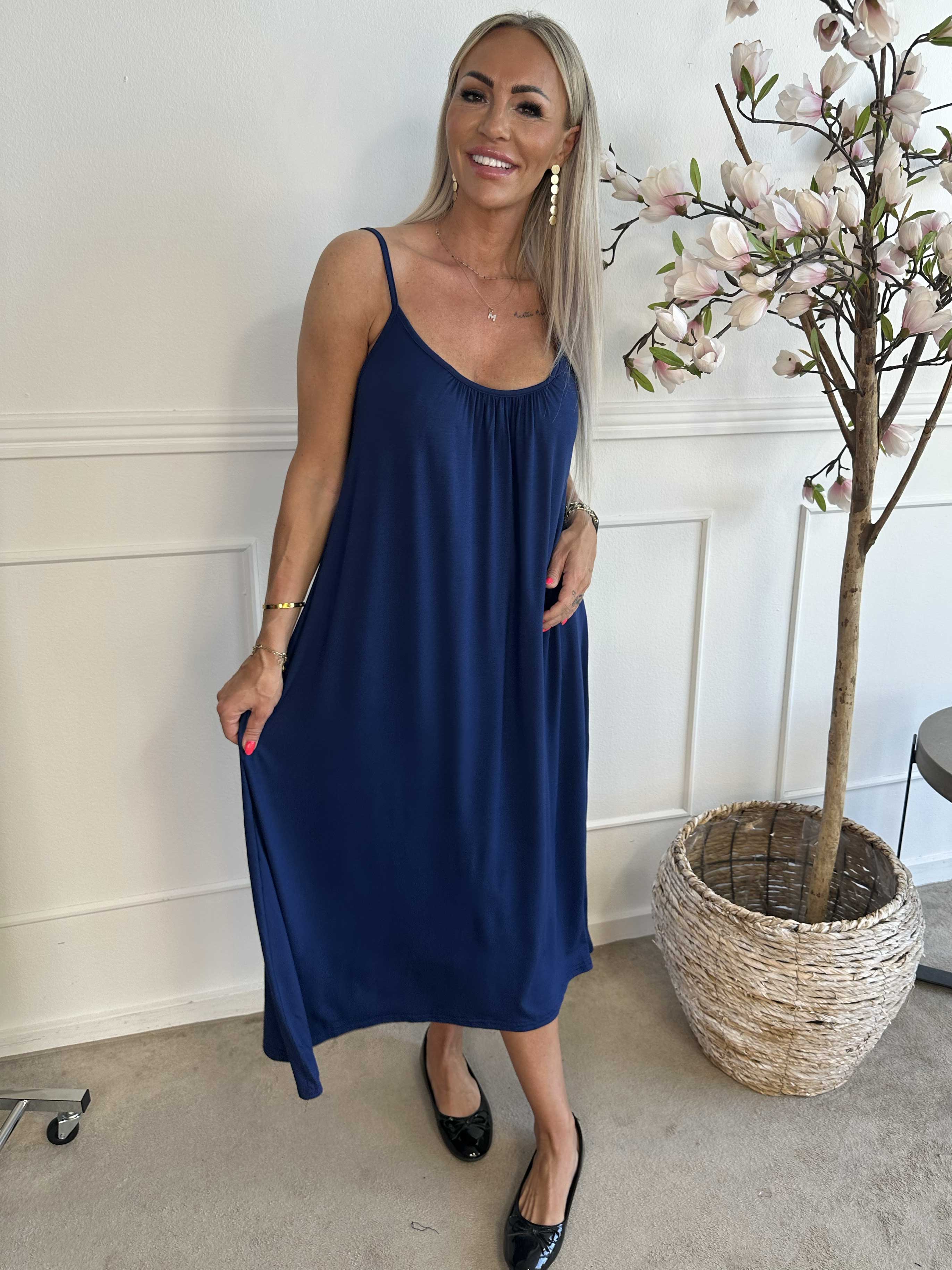 Olivia - Lang stropkjole i viskose