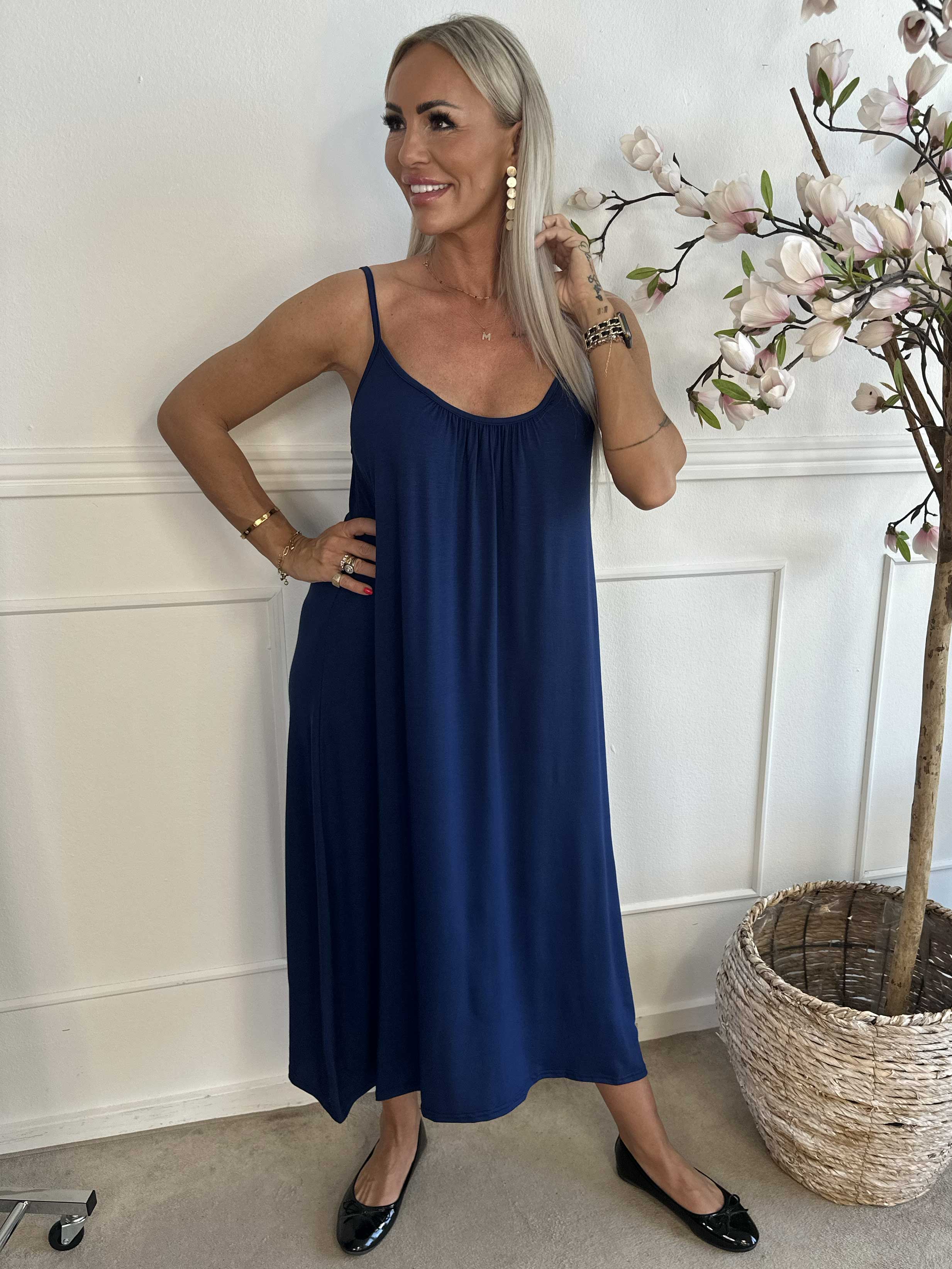 Olivia - Lang stropkjole i viskose