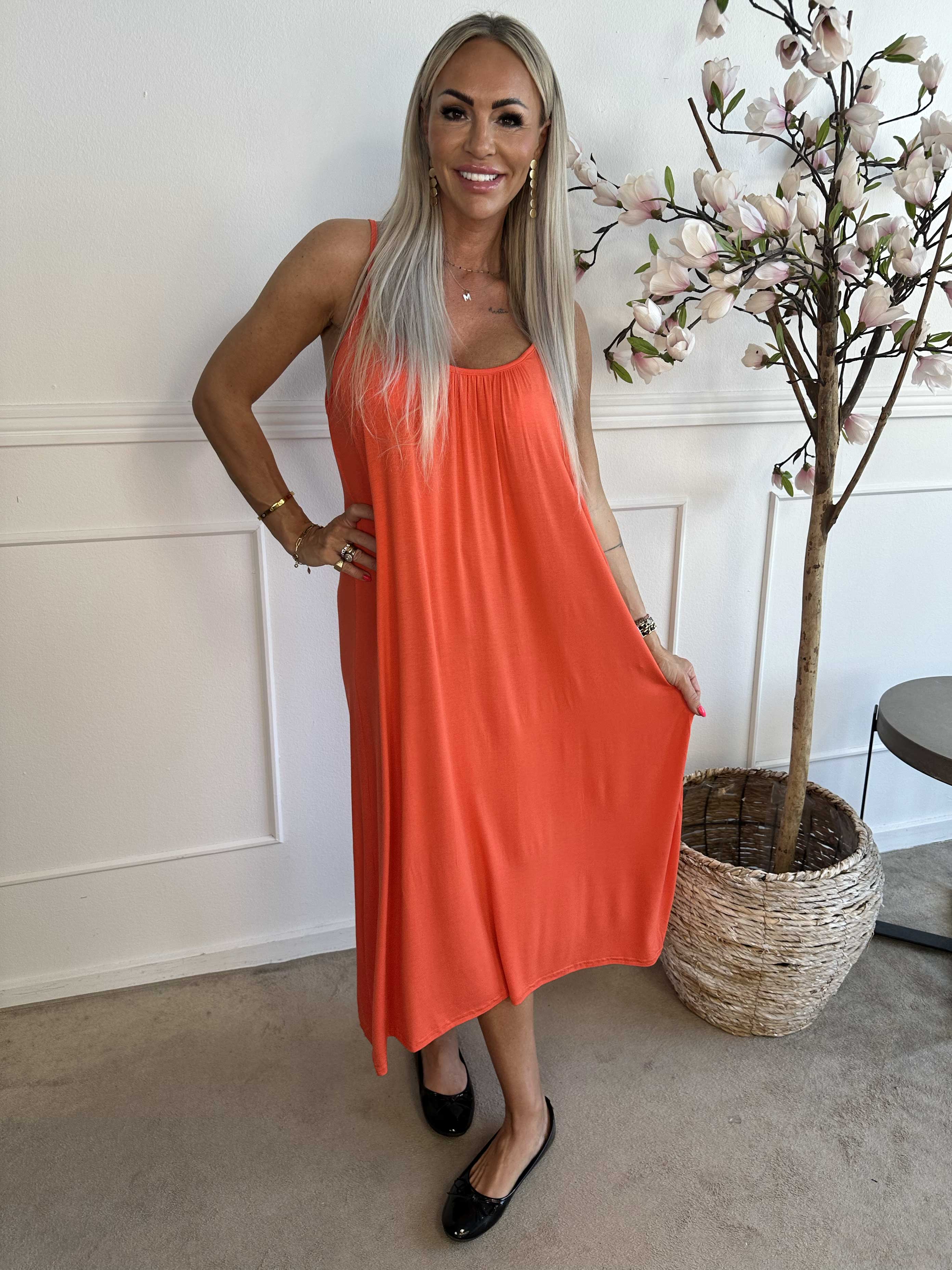 Olivia - Lang stropkjole i viskose