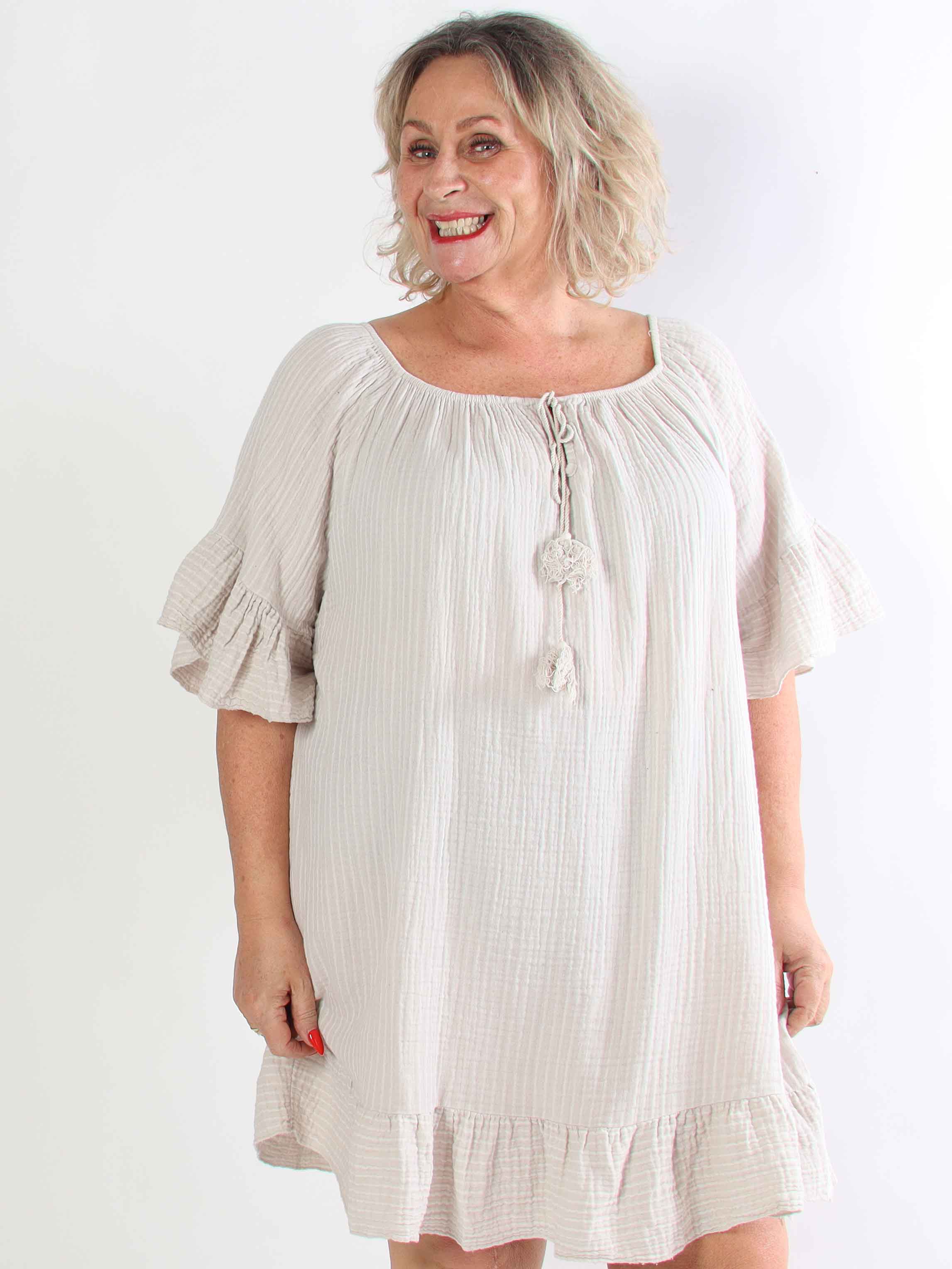 Olly - Blød stribet plus size bomuldskjole med flæsekanter