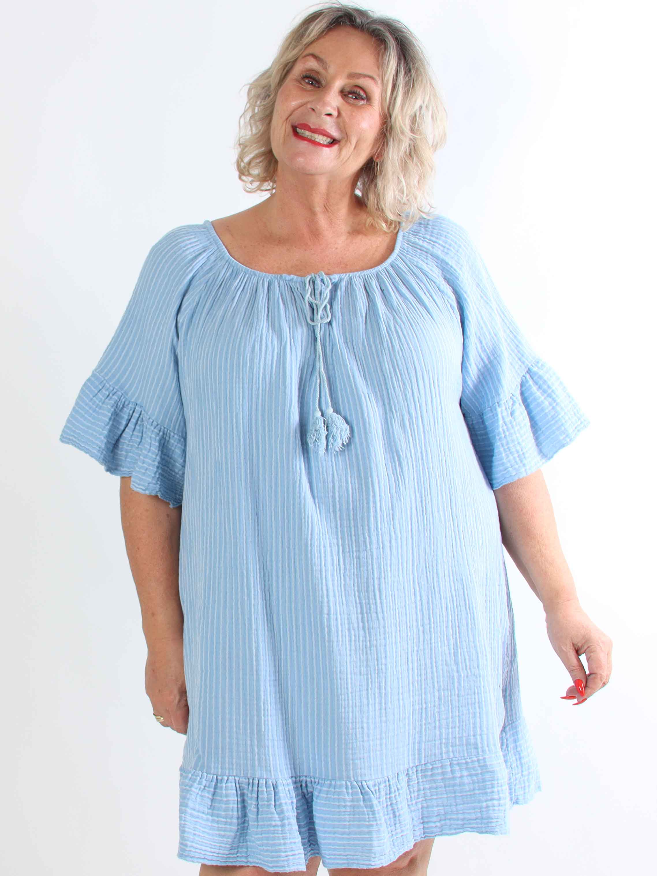 Olly - Blød stribet plus size bomuldskjole med flæsekanter