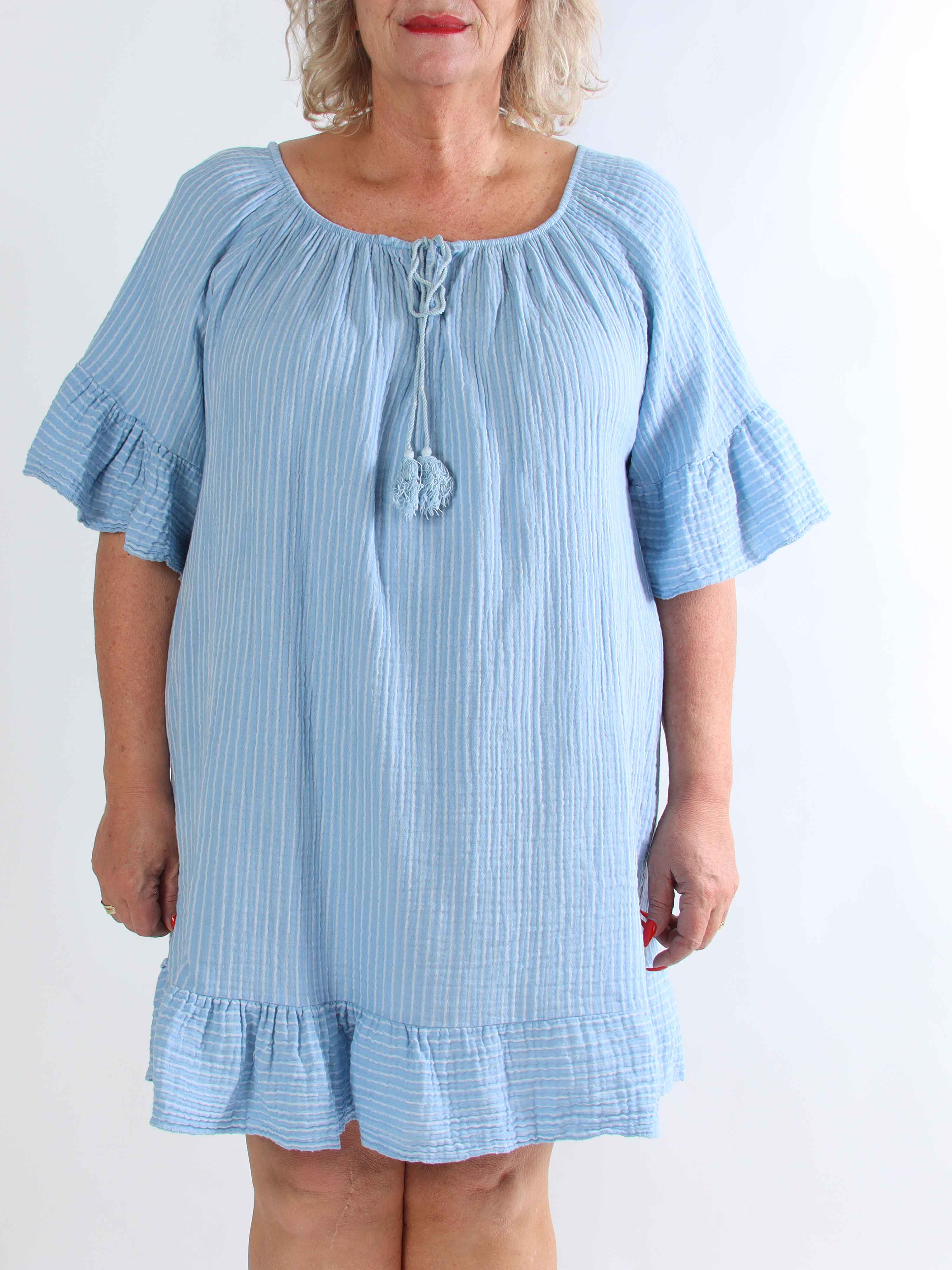 Olly - Blød stribet plus size bomuldskjole med flæsekanter