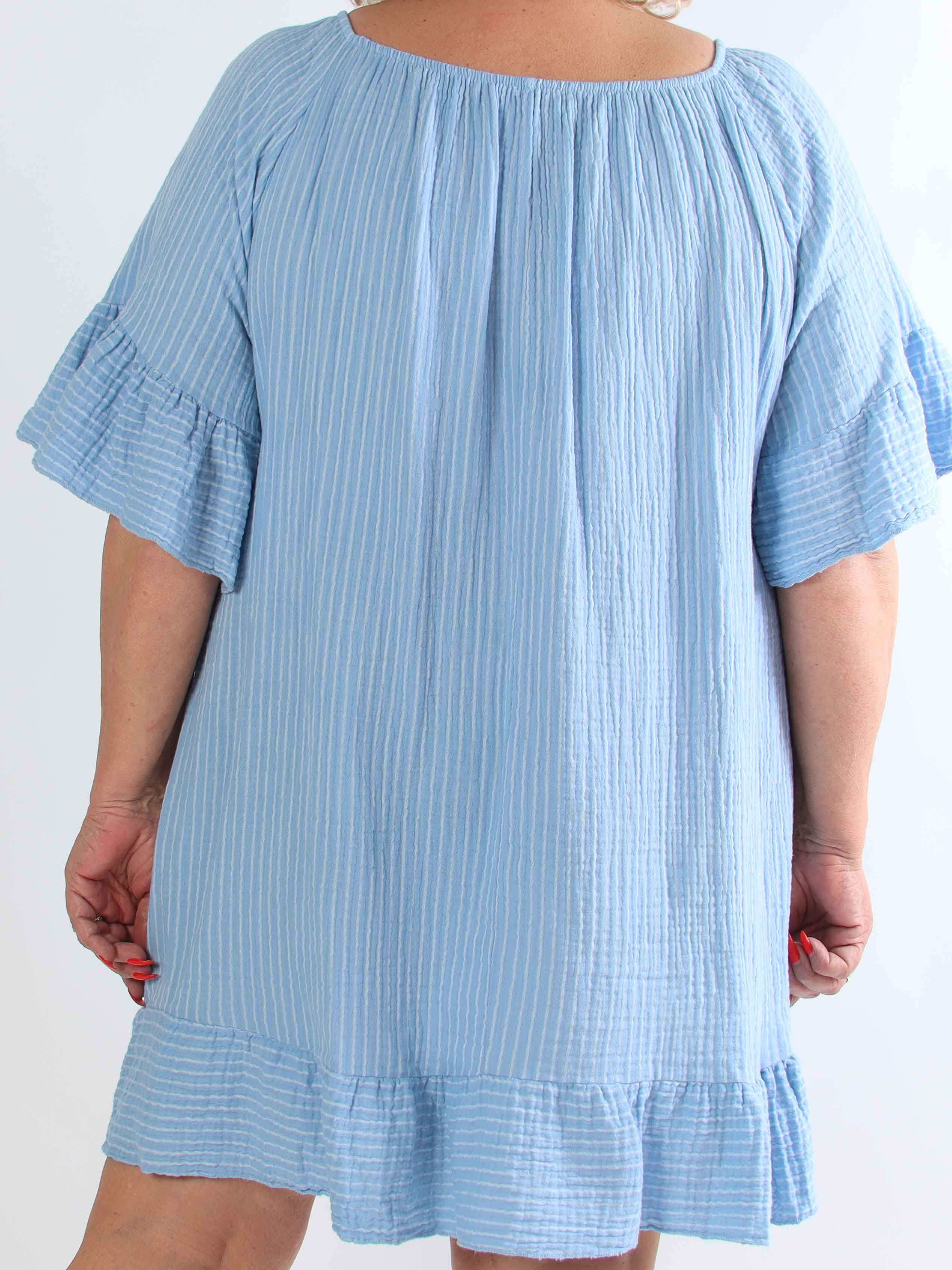 Olly - Blød stribet plus size bomuldskjole med flæsekanter