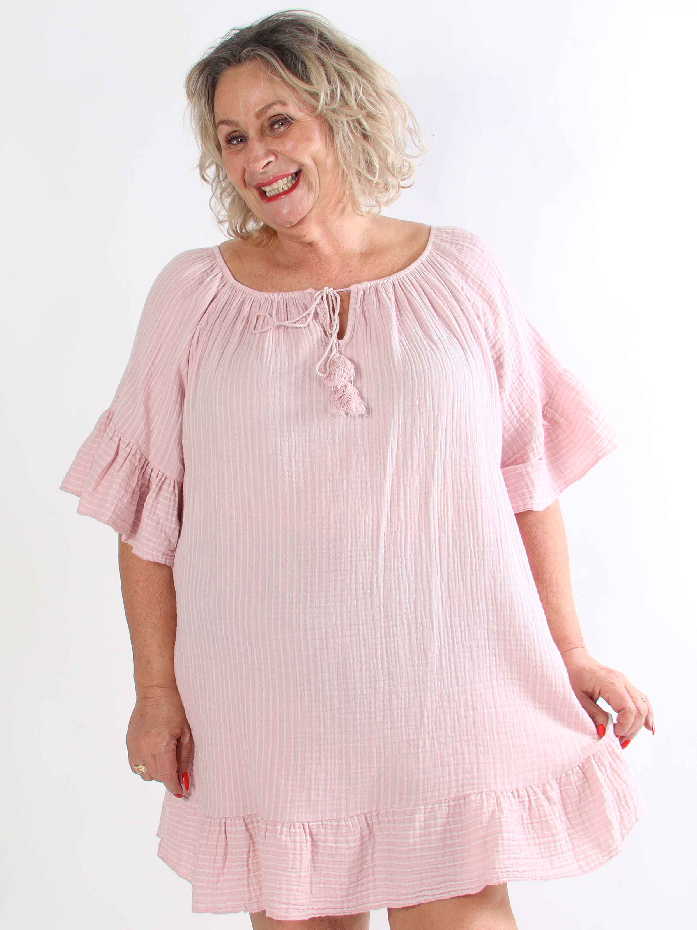 Olly - Blød stribet plus size bomuldskjole med flæsekanter