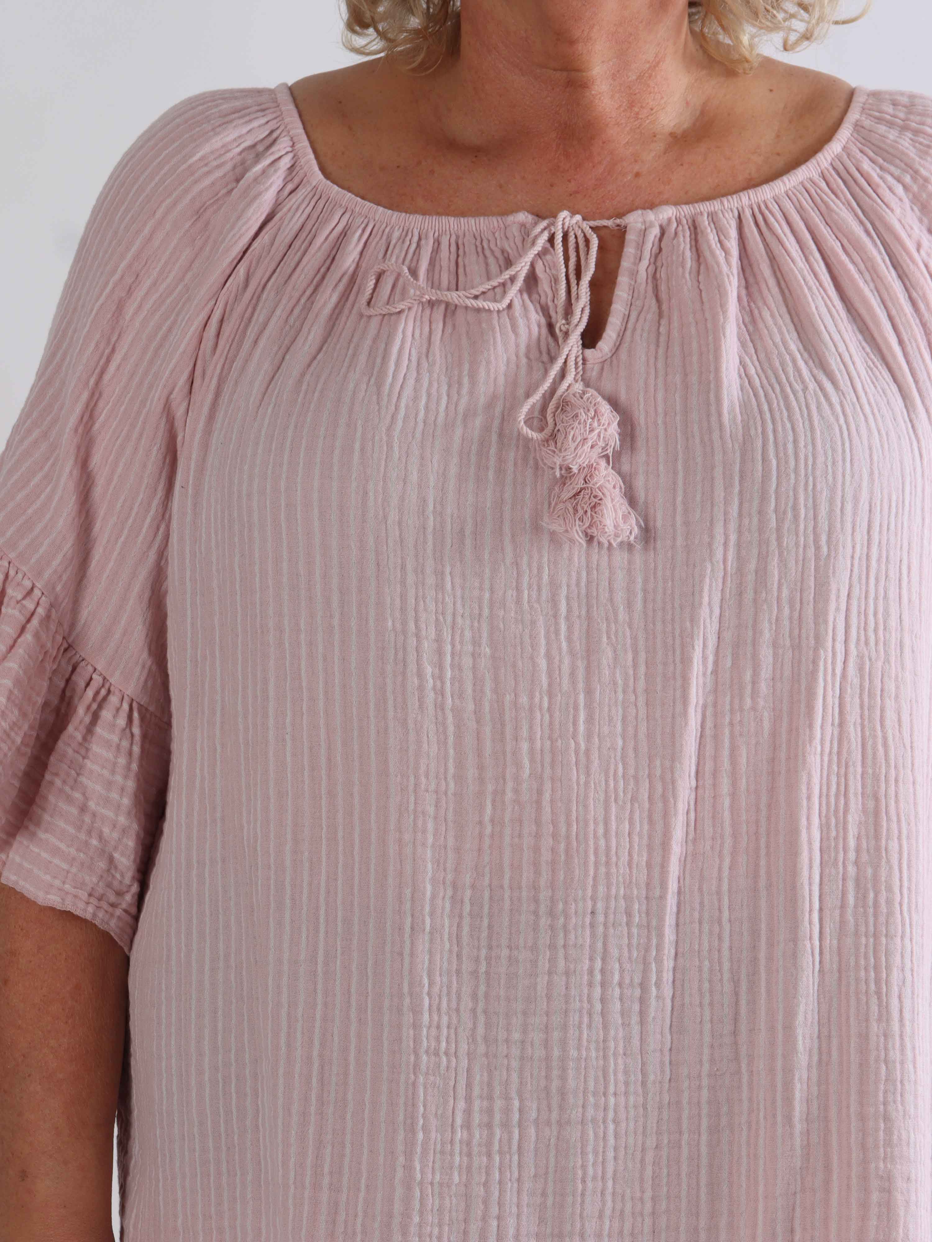 Olly - Blød stribet plus size bomuldskjole med flæsekanter