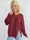 Ondine - Blød og elegant strikbluse med fine hvide perler og lille slids