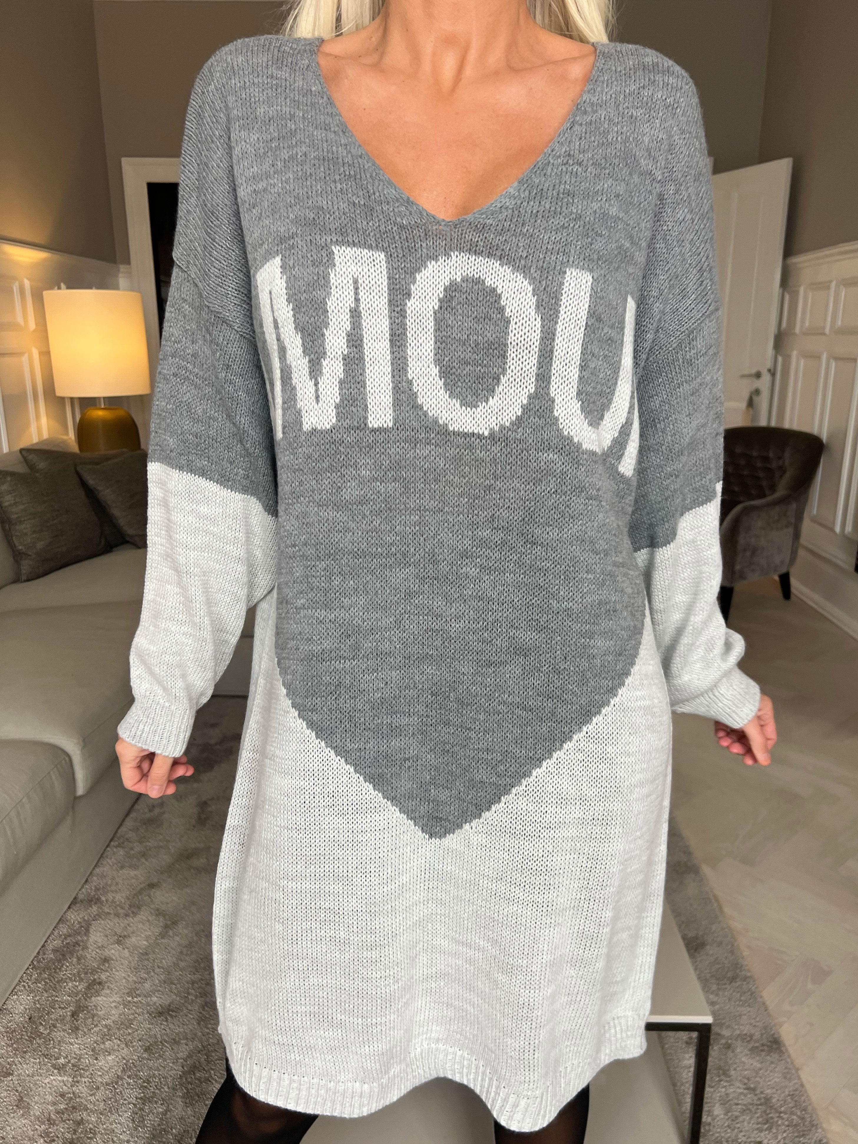 Palermo - Tofarvet strikkjole med amour stående