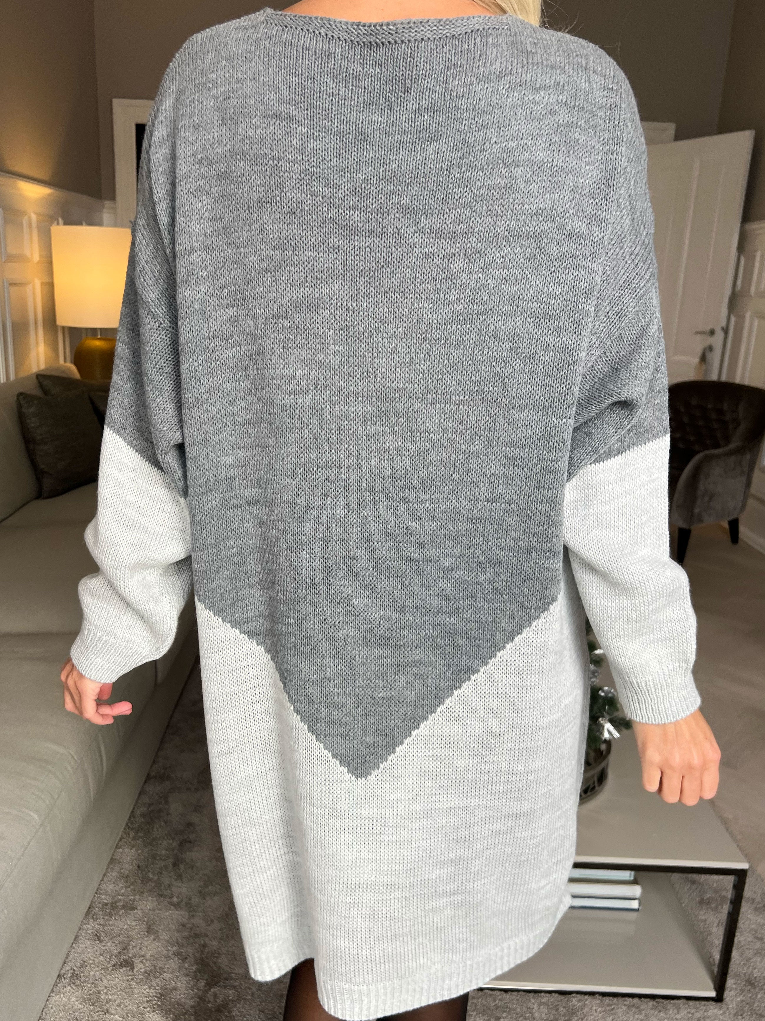 Palermo - Tofarvet strikkjole med amour stående