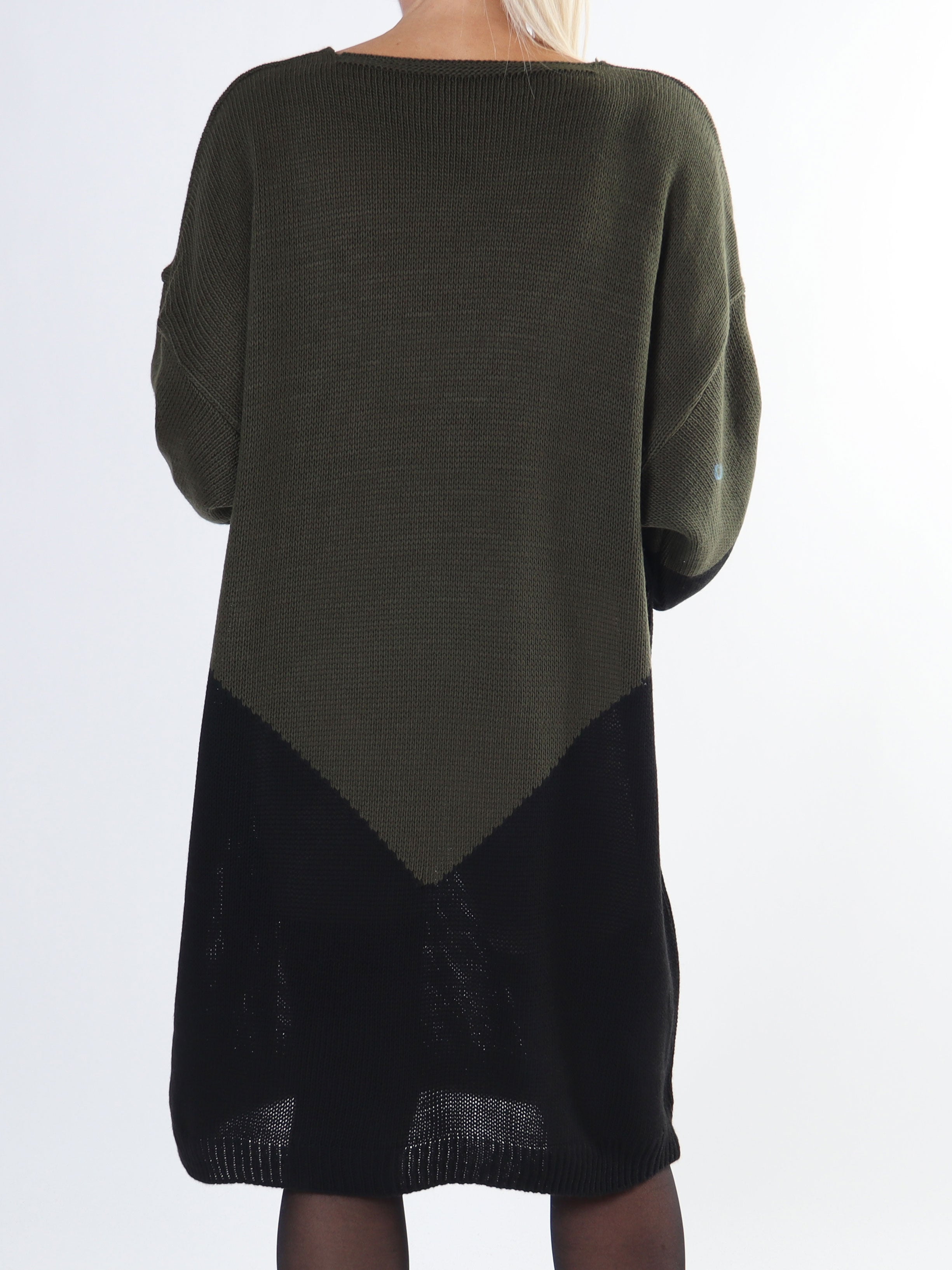 Palermo - Tofarvet plus size strikkjole med amour stående