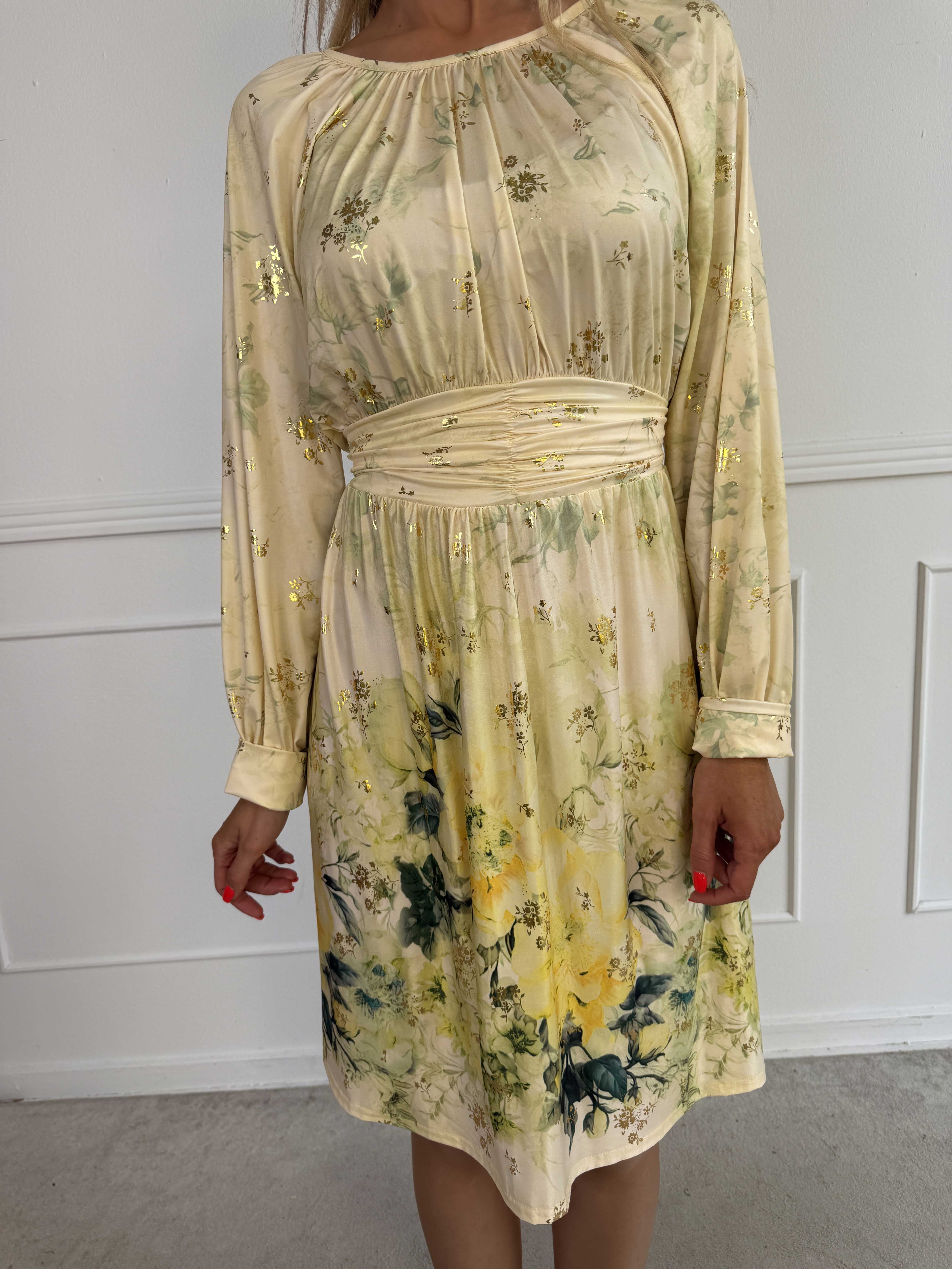 Paloma Ethereal Short - Elastisk kjole med fint blomsterprint og gulddetaljer