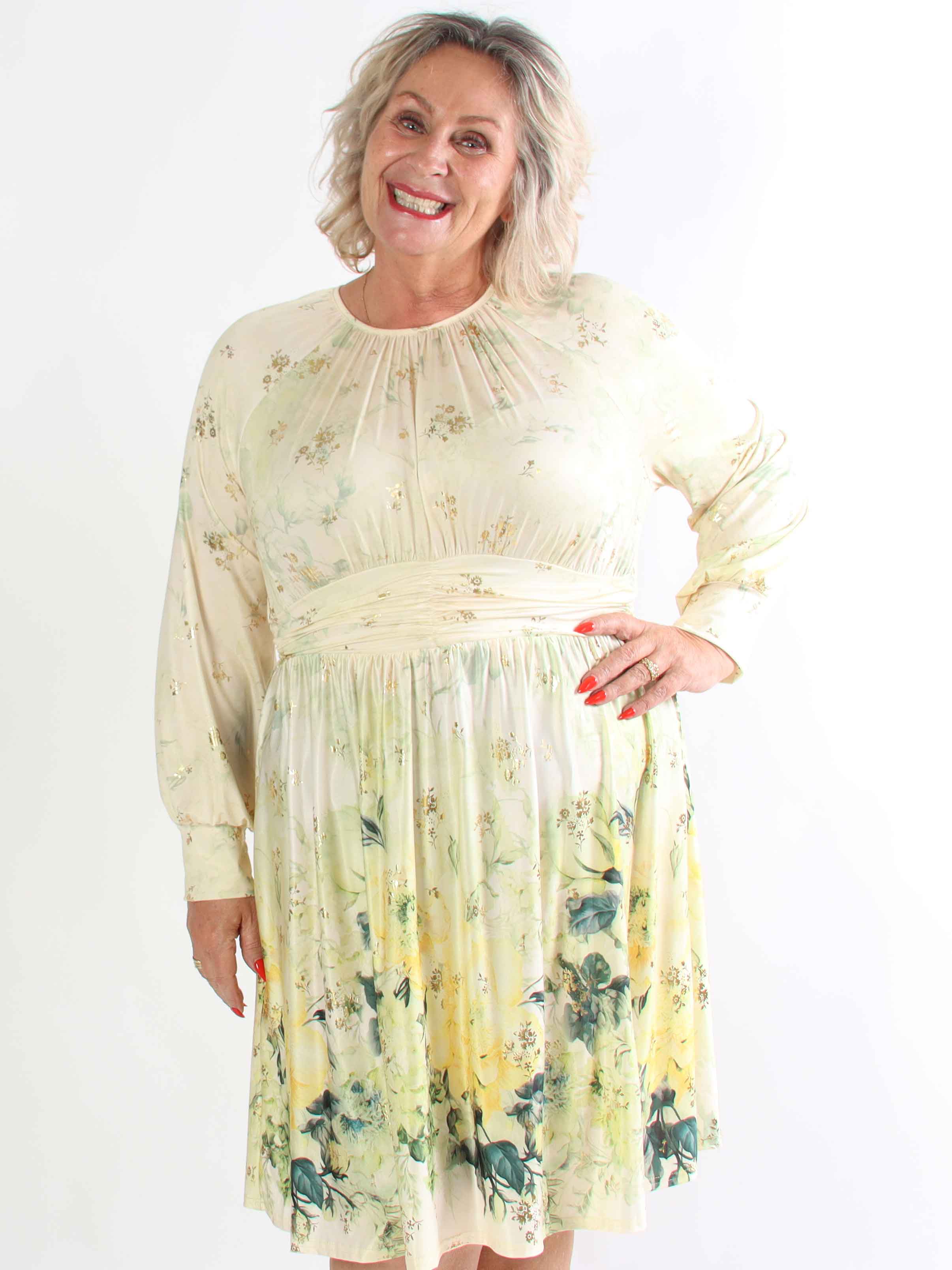 Paloma Ethereal Short - Plus size kjole med fint blomsterprint og gulddetaljer