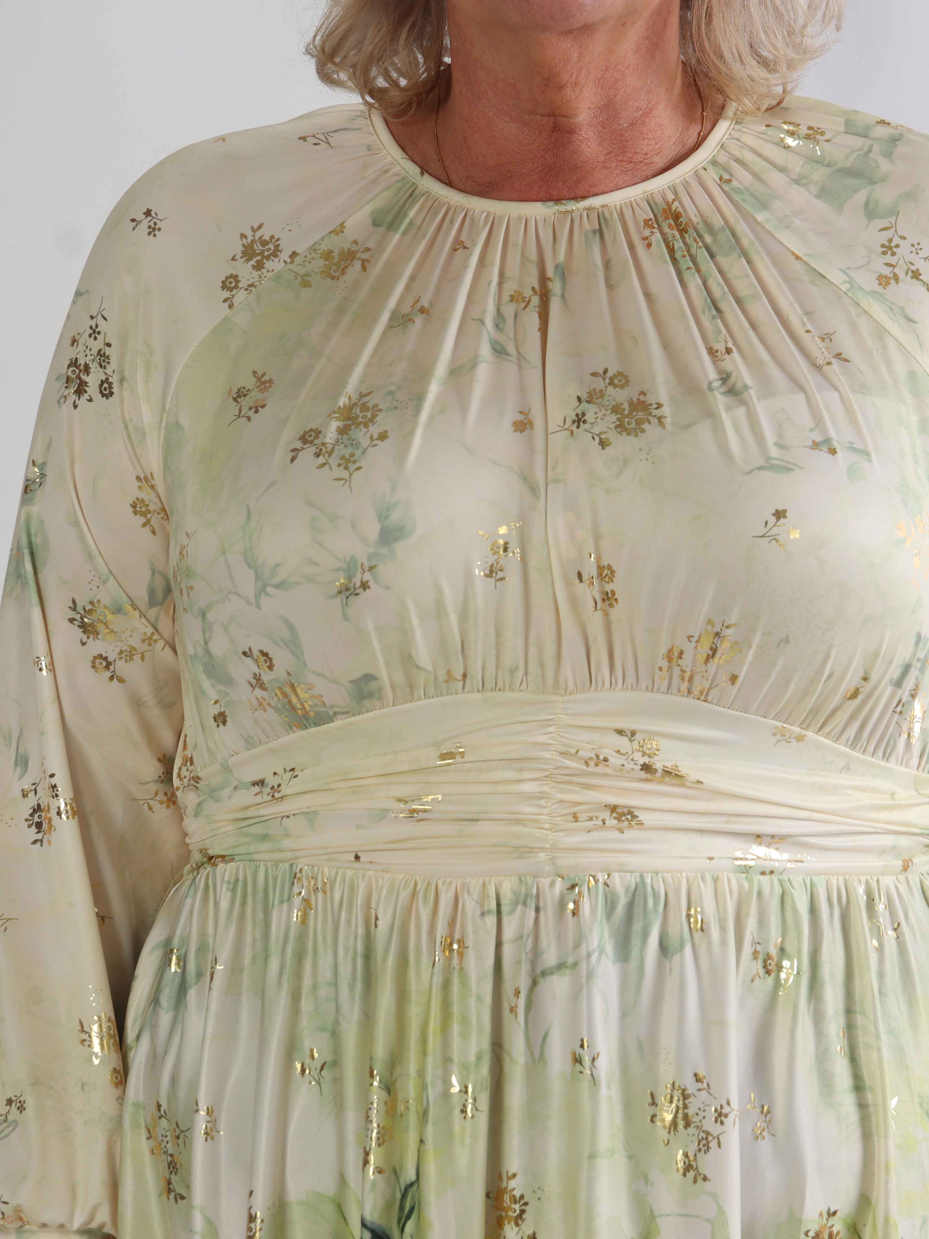 Paloma Ethereal Short - Plus size kjole med fint blomsterprint og gulddetaljer