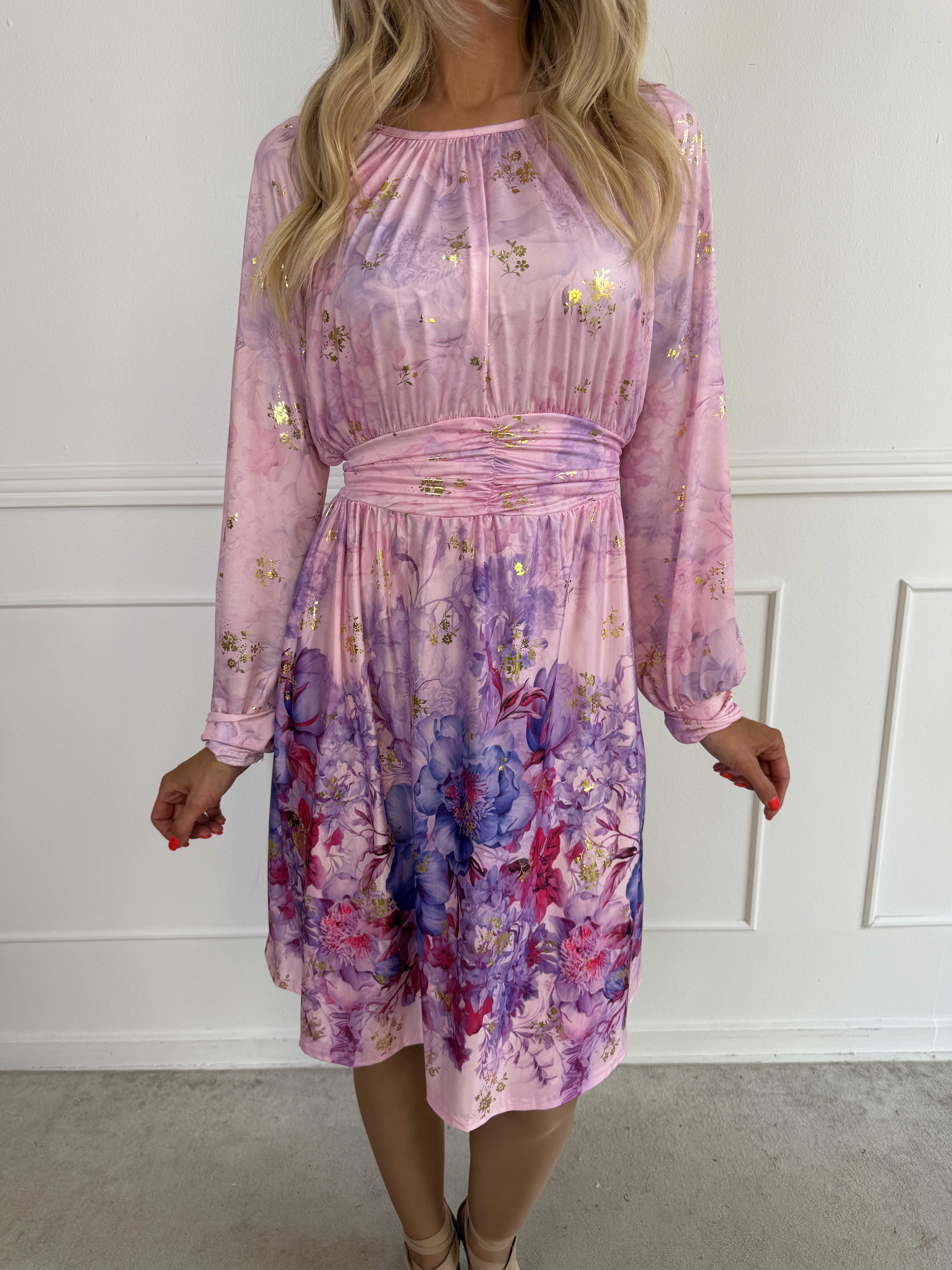 Paloma Ethereal Short - Elastisk kjole med fint blomsterprint og gulddetaljer