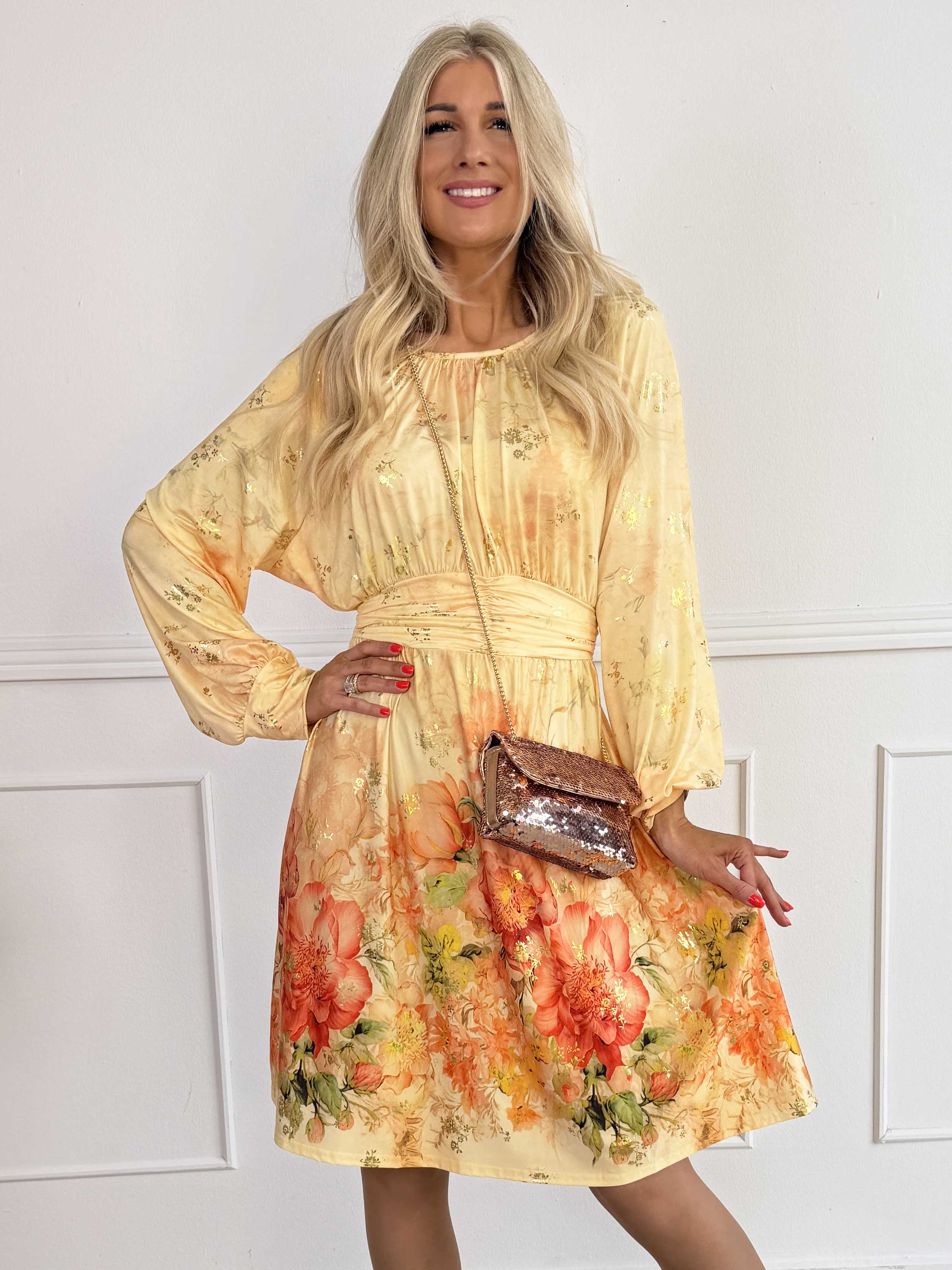 Paloma Ethereal Short - Elastisk kjole med fint blomsterprint og gulddetaljer