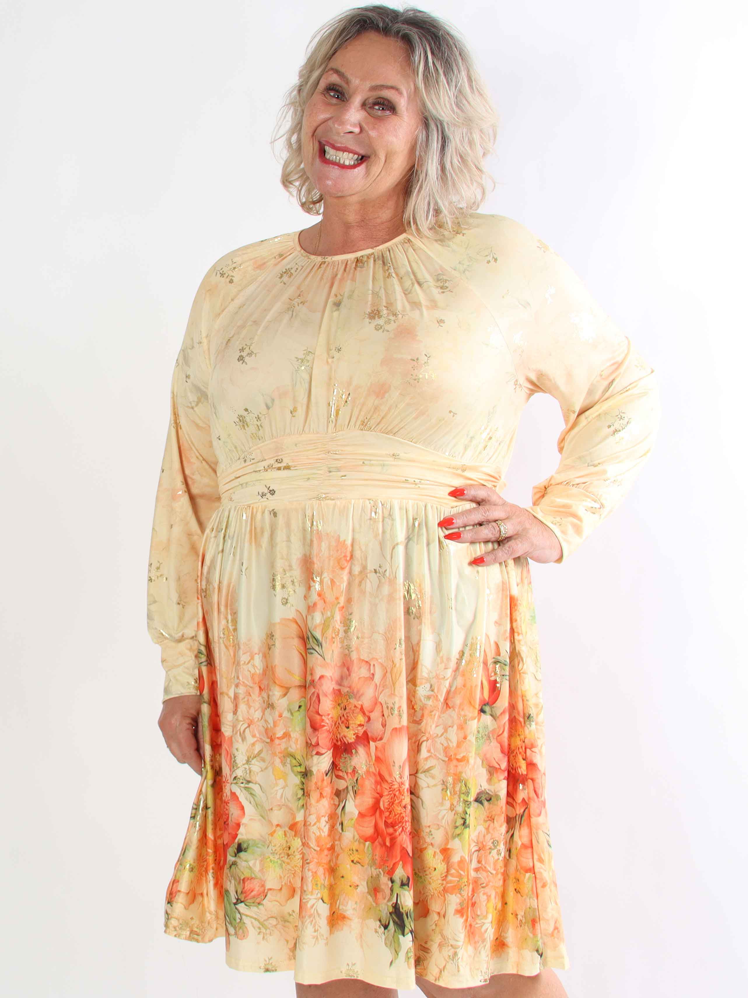 Paloma Ethereal Short - Plus size kjole med fint blomsterprint og gulddetaljer