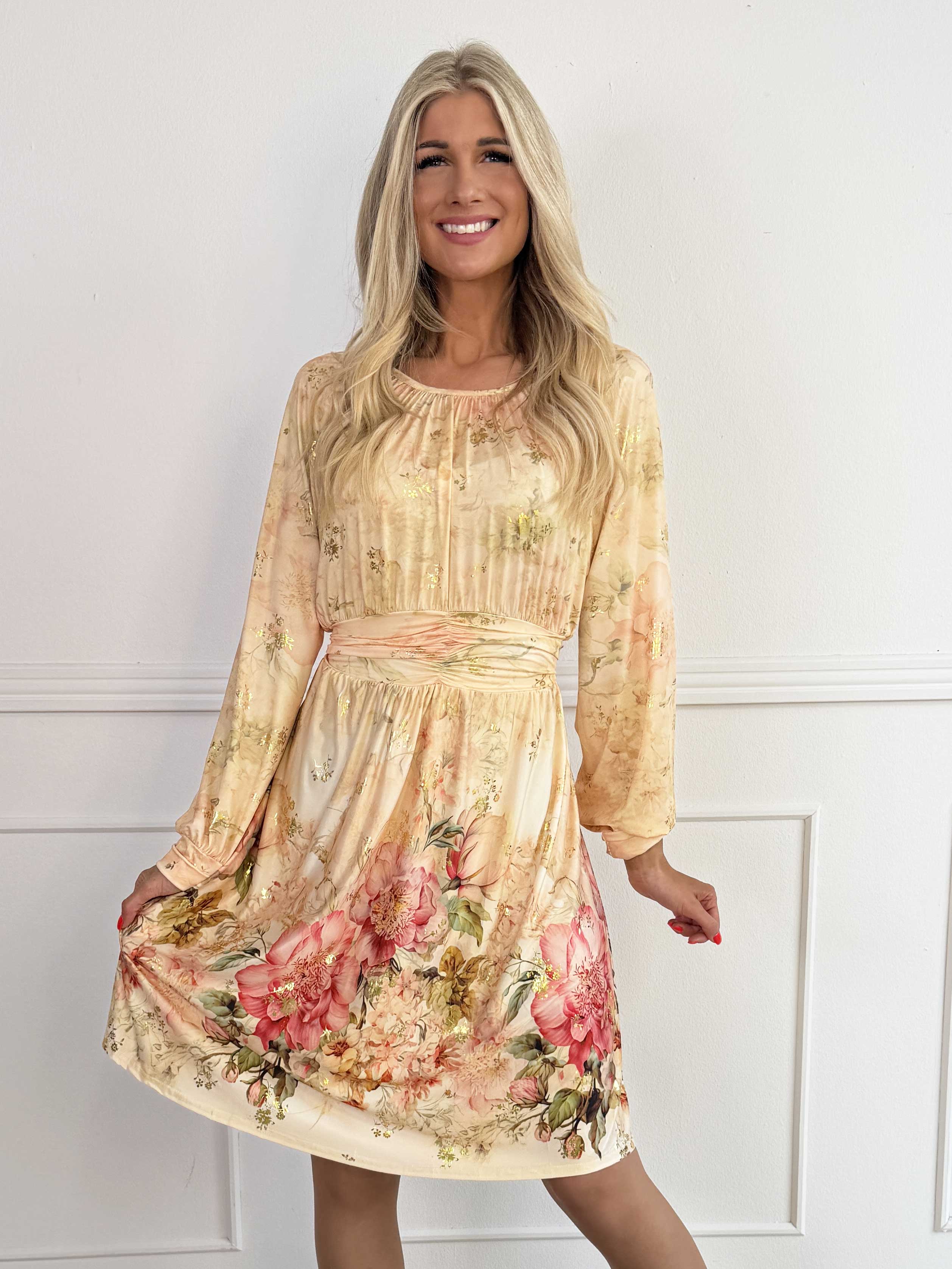 Paloma Ethereal Short - Elastisk kjole med fint blomsterprint og gulddetaljer