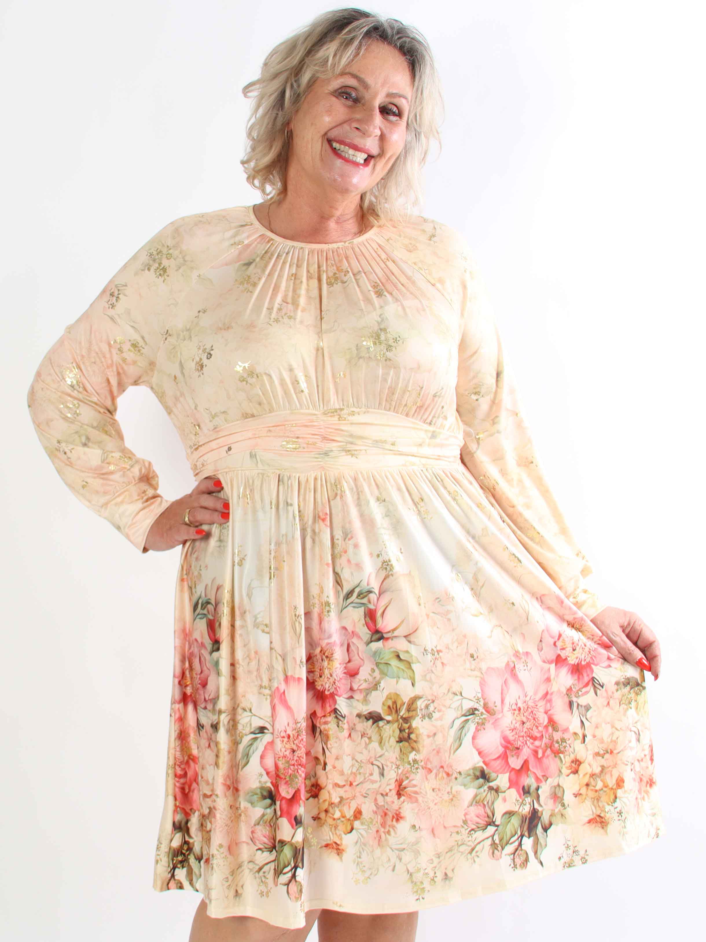 Paloma Ethereal Short - Plus size kjole med fint blomsterprint og gulddetaljer