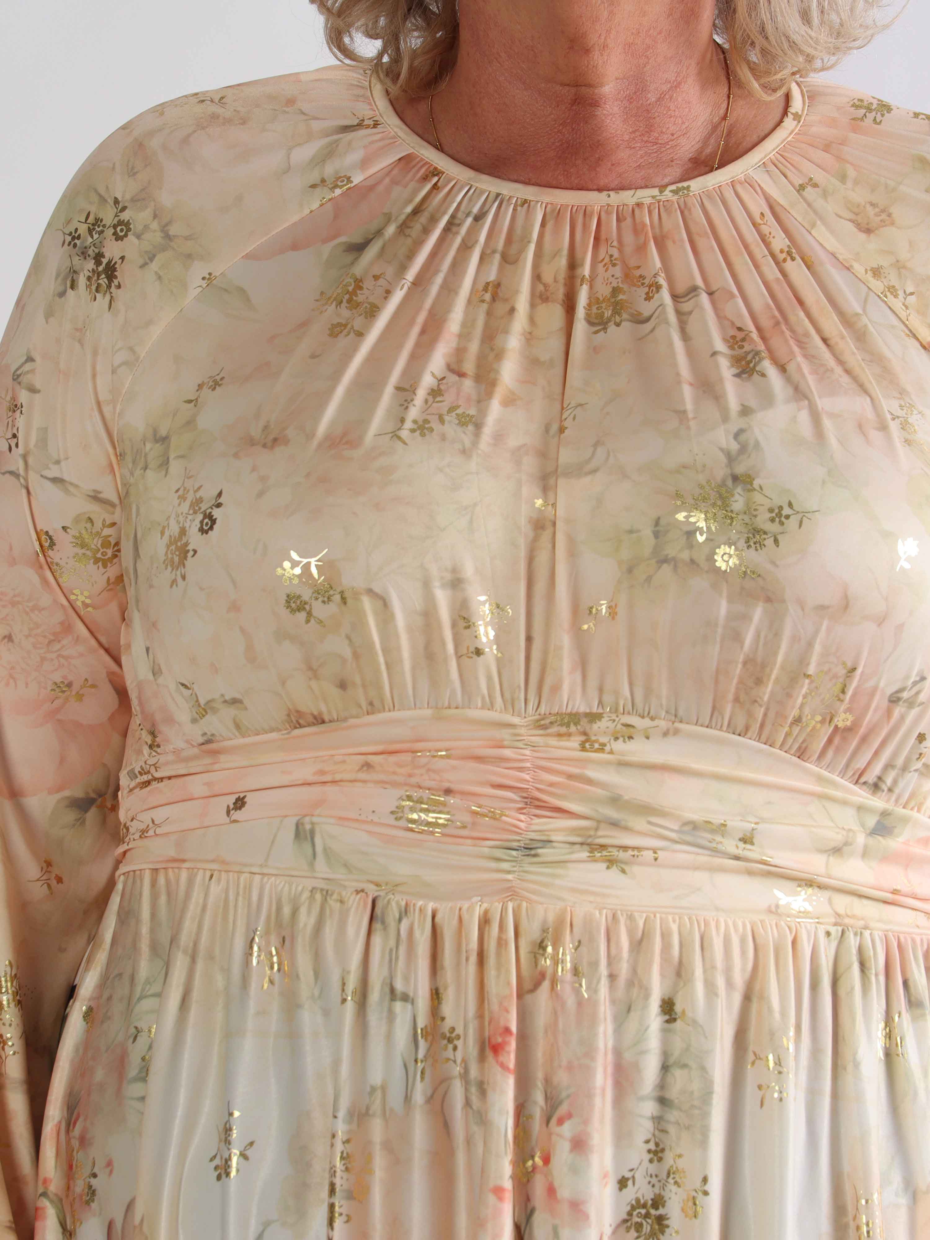 Paloma Ethereal Short - Plus size kjole med fint blomsterprint og gulddetaljer