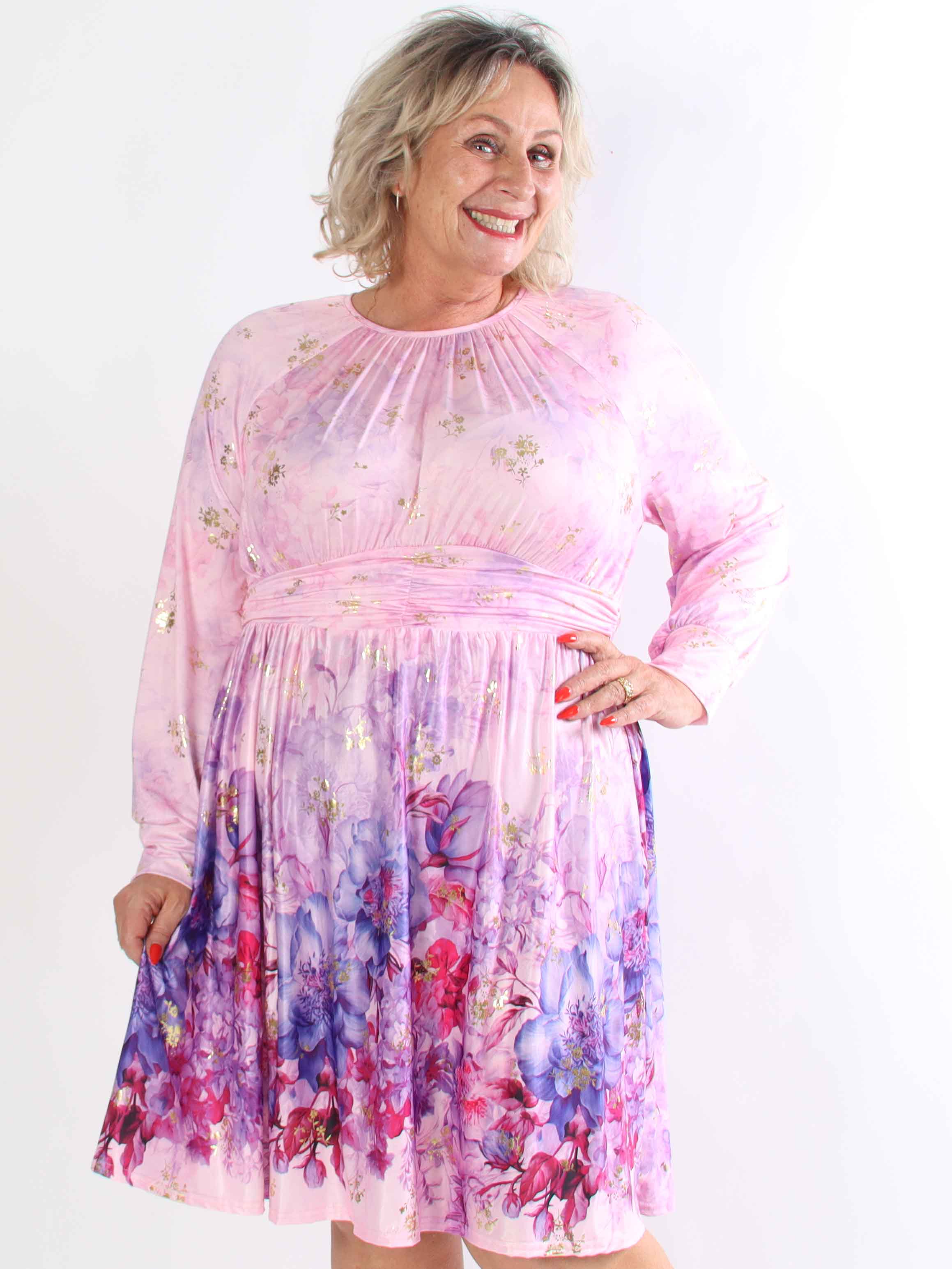 Paloma Ethereal Short - Plus size kjole med fint blomsterprint og gulddetaljer