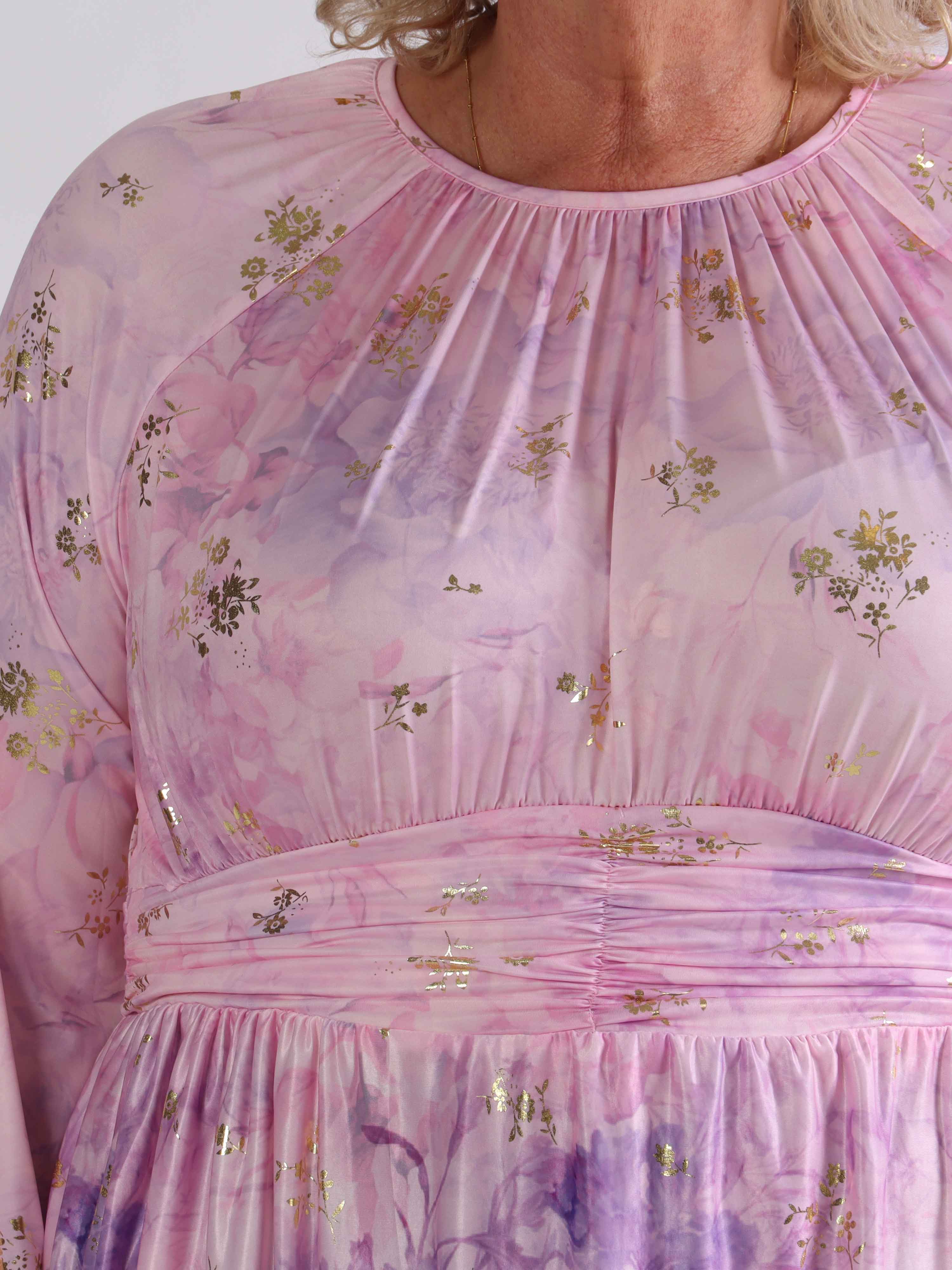Paloma Ethereal Short - Plus size kjole med fint blomsterprint og gulddetaljer