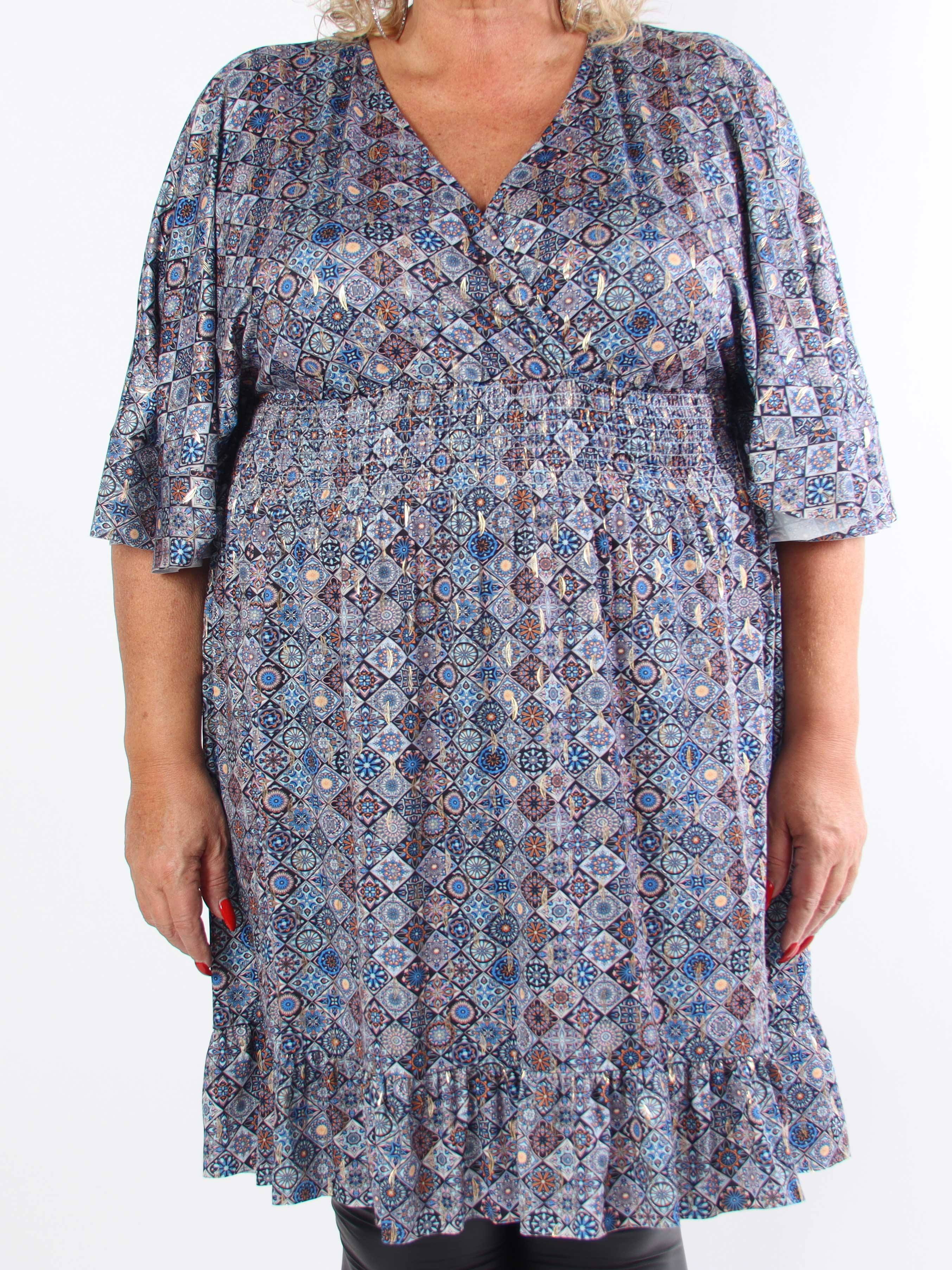 Pamela Mosaic Short - Elastisk plus size kjole med flæser og smock