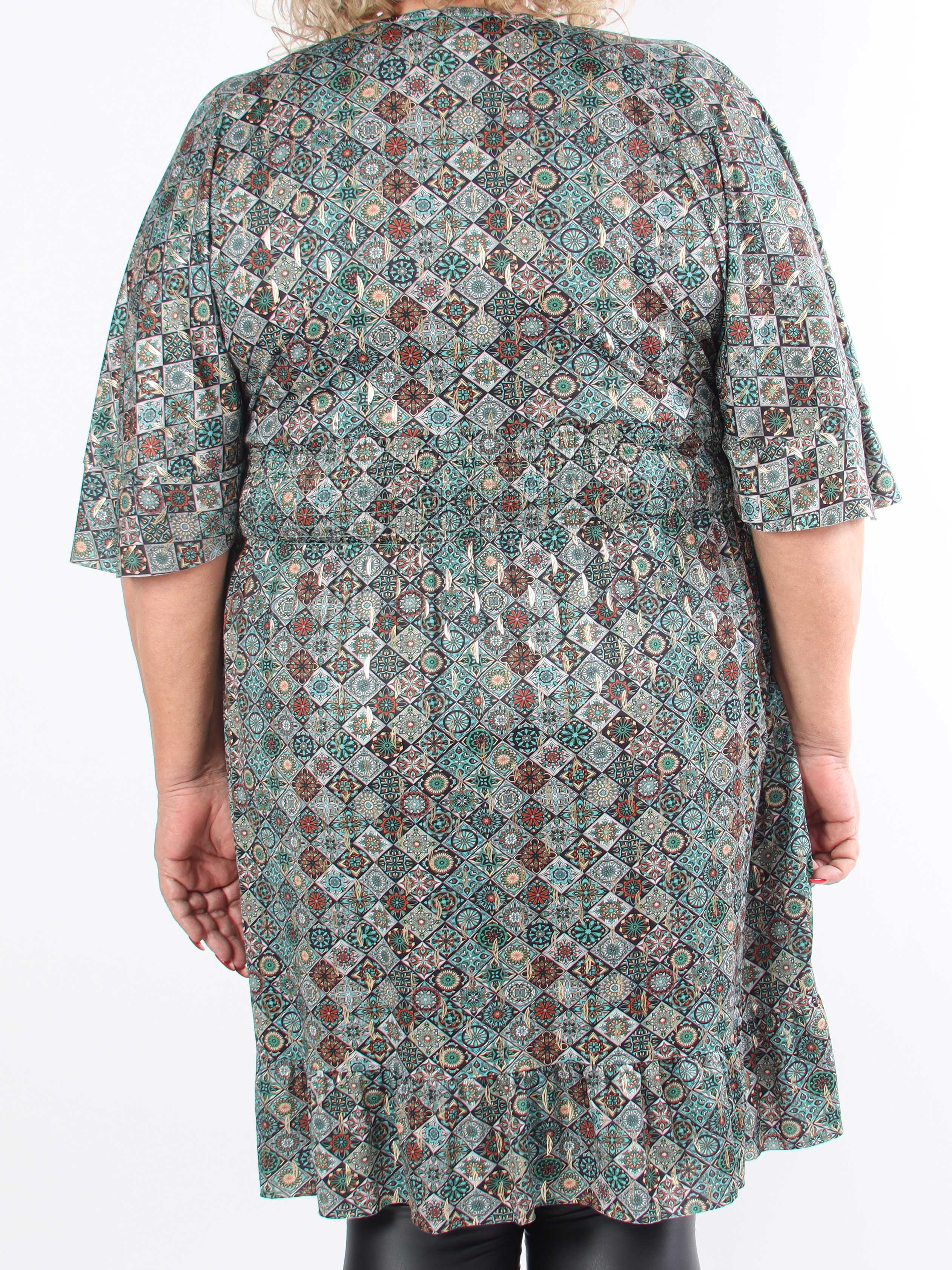 Pamela Mosaic Short - Elastisk plus size kjole med flæser og smock