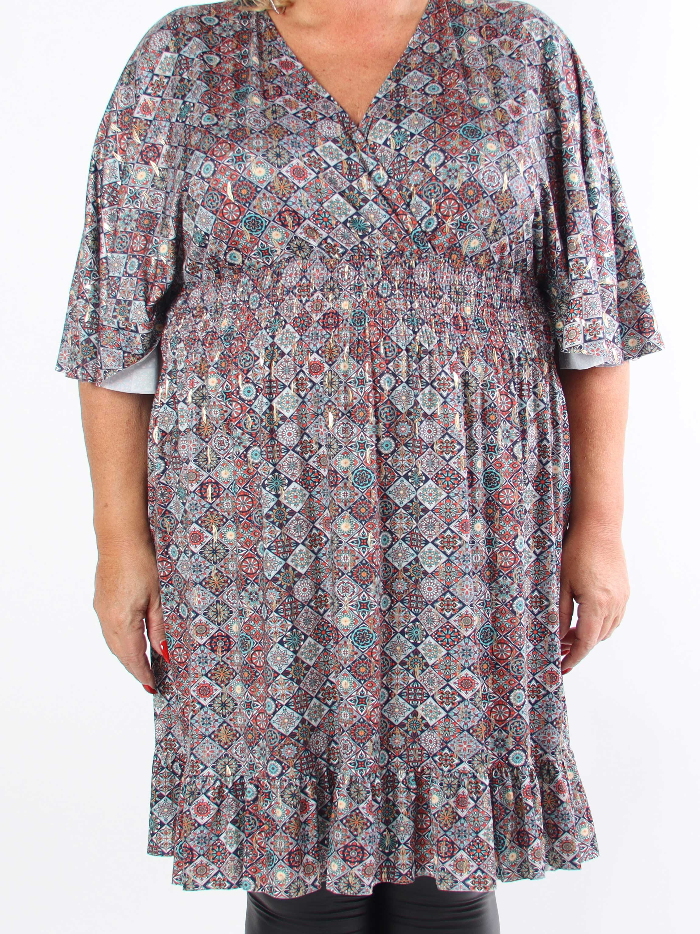 Pamela Mosaic Short - Elastisk plus size kjole med flæser og smock