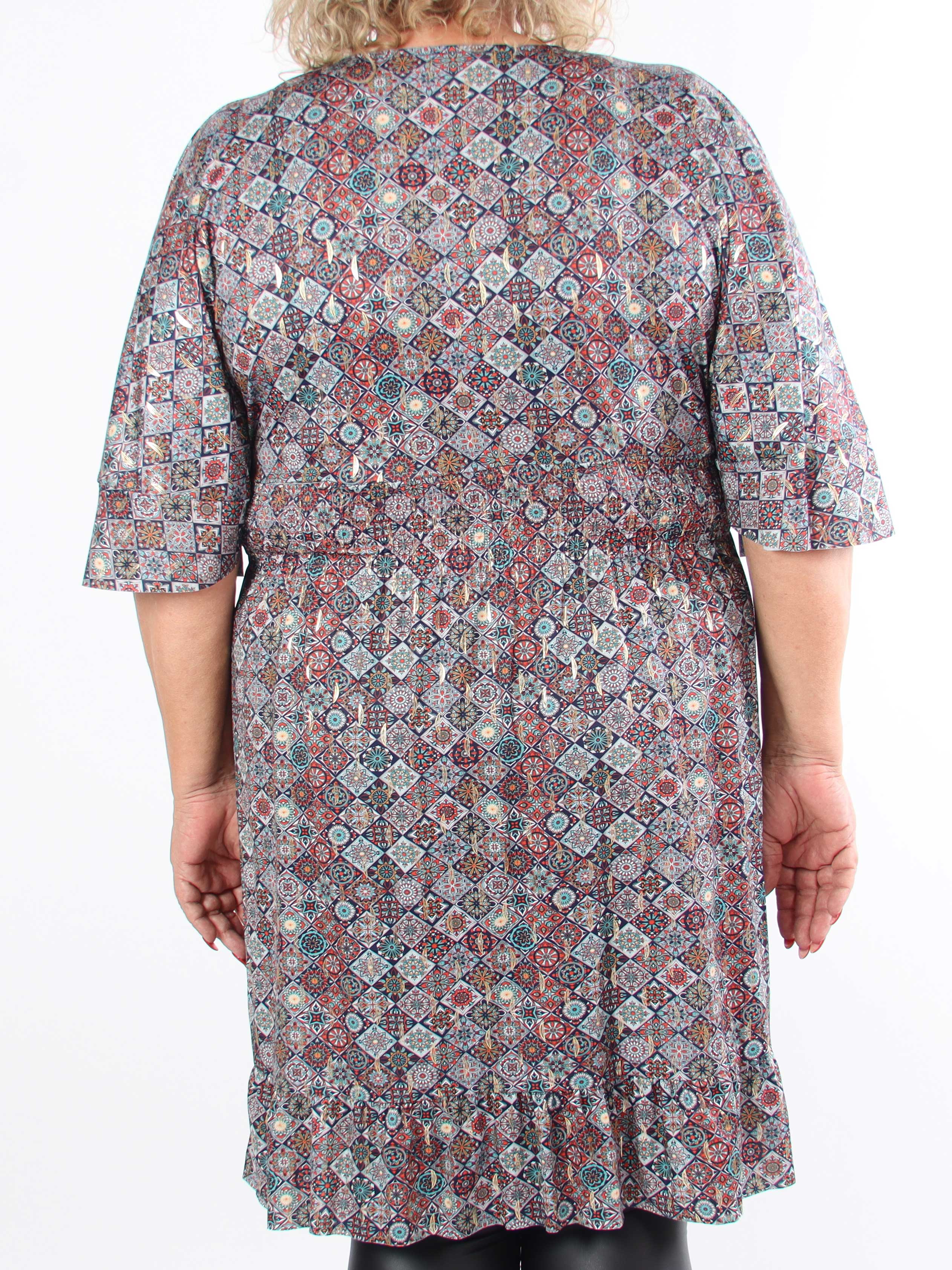 Pamela Mosaic Short - Elastisk plus size kjole med flæser og smock
