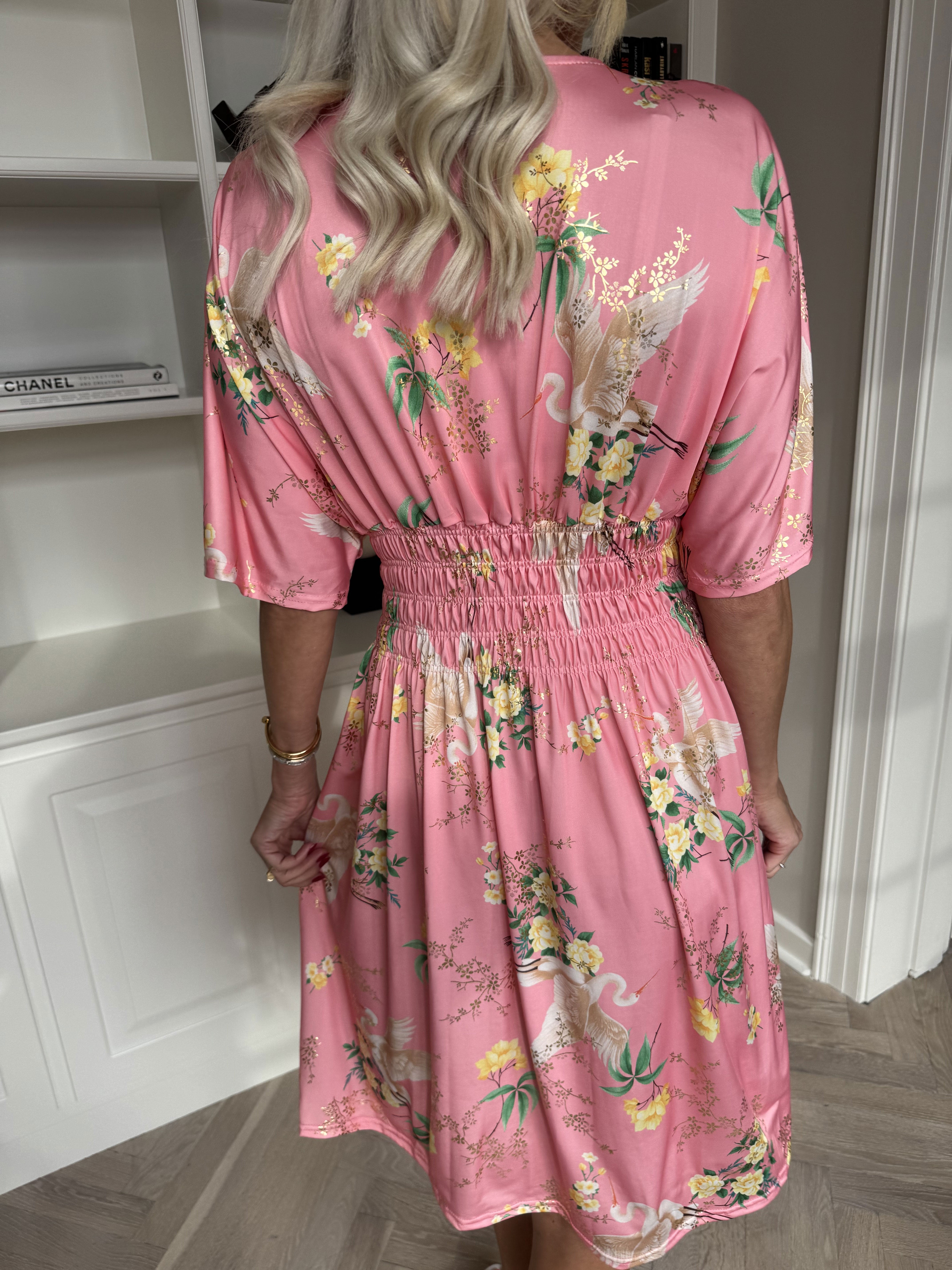 Pams Fly Short - Elastisk kjole med blomster- og fugleprint