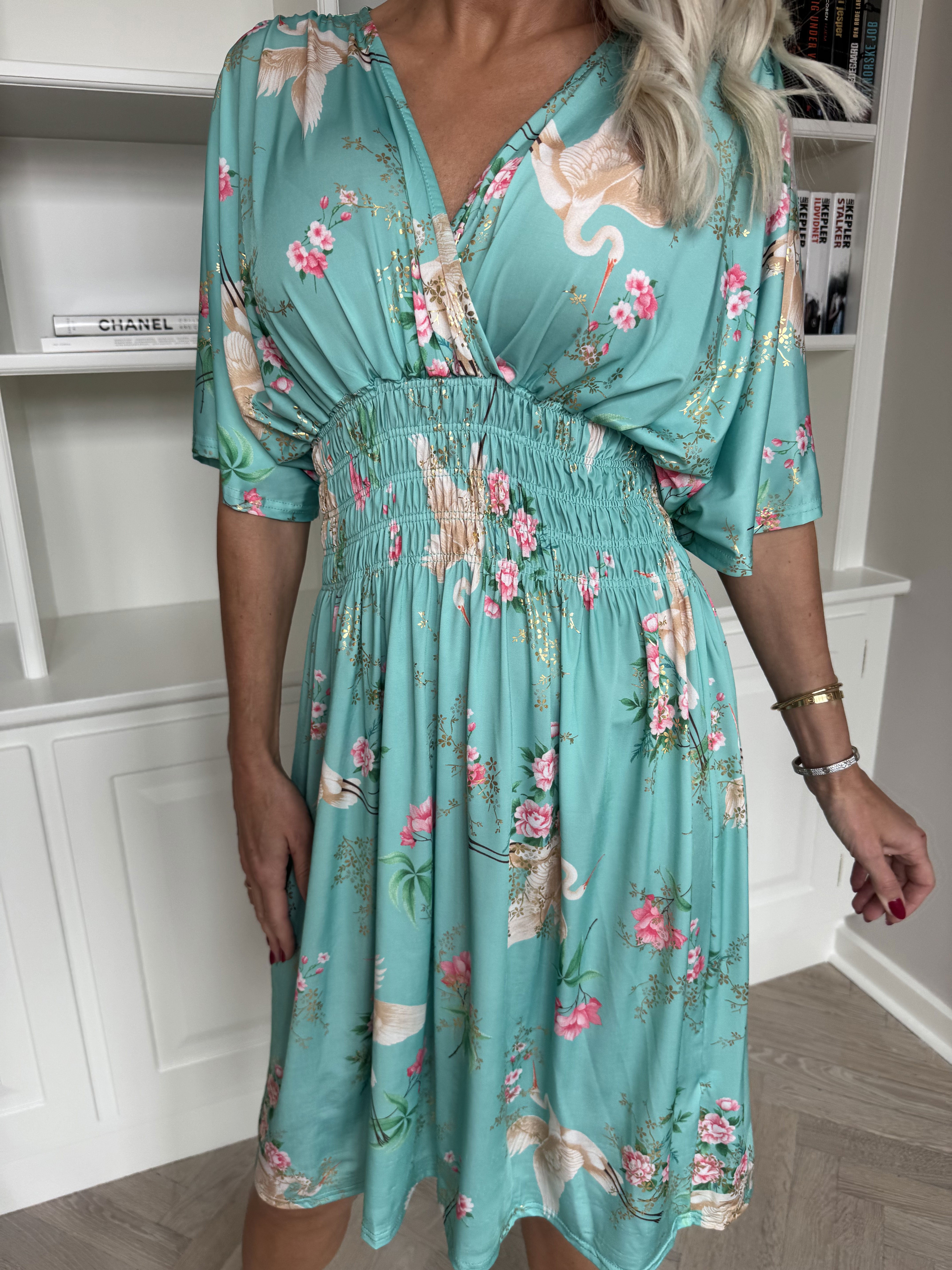 Pams Fly Short - Elastisk kjole med blomster- og fugleprint