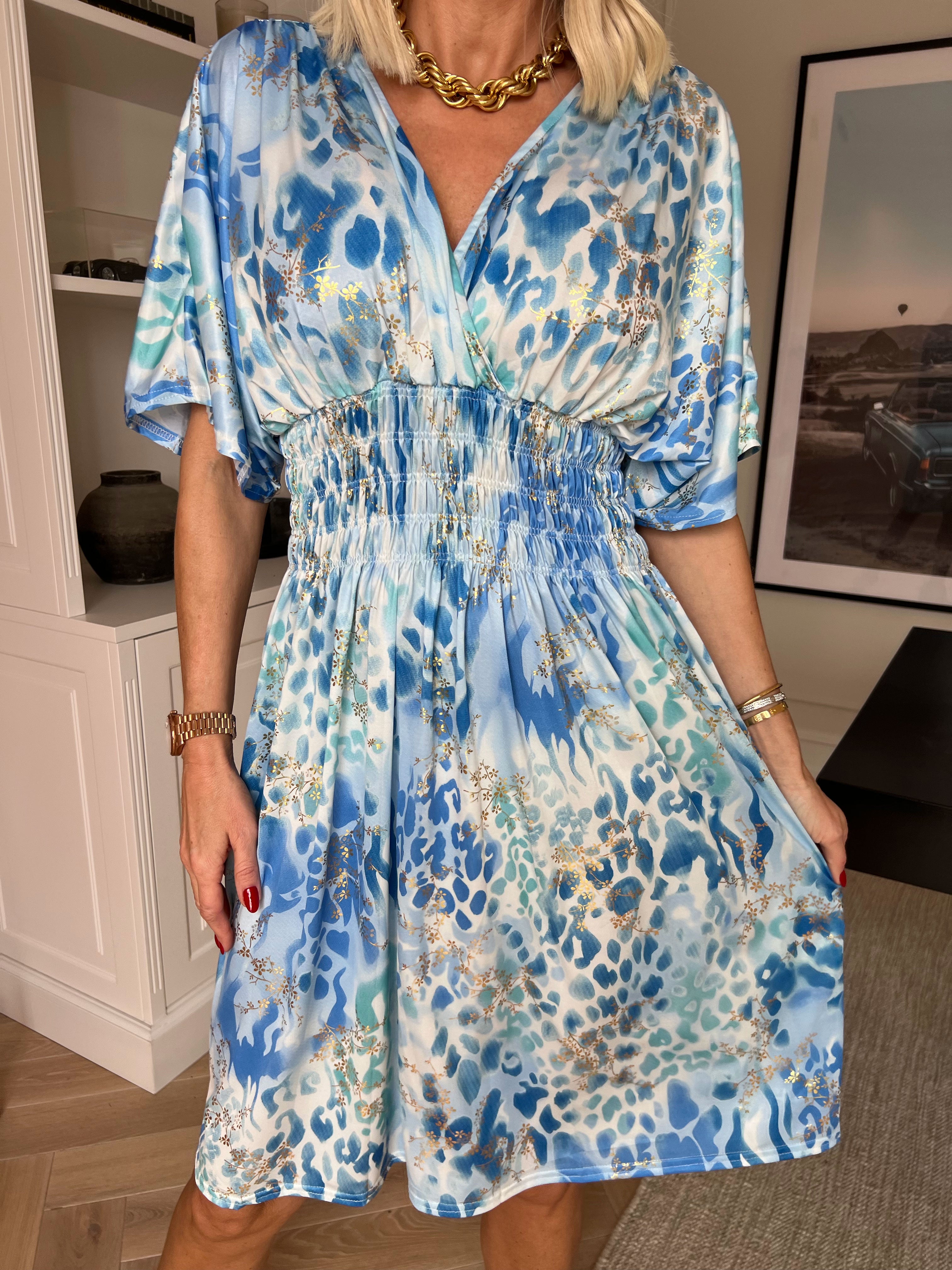 Pams Wild Short - Elastisk mønstret kjole med guld bladdetaljer